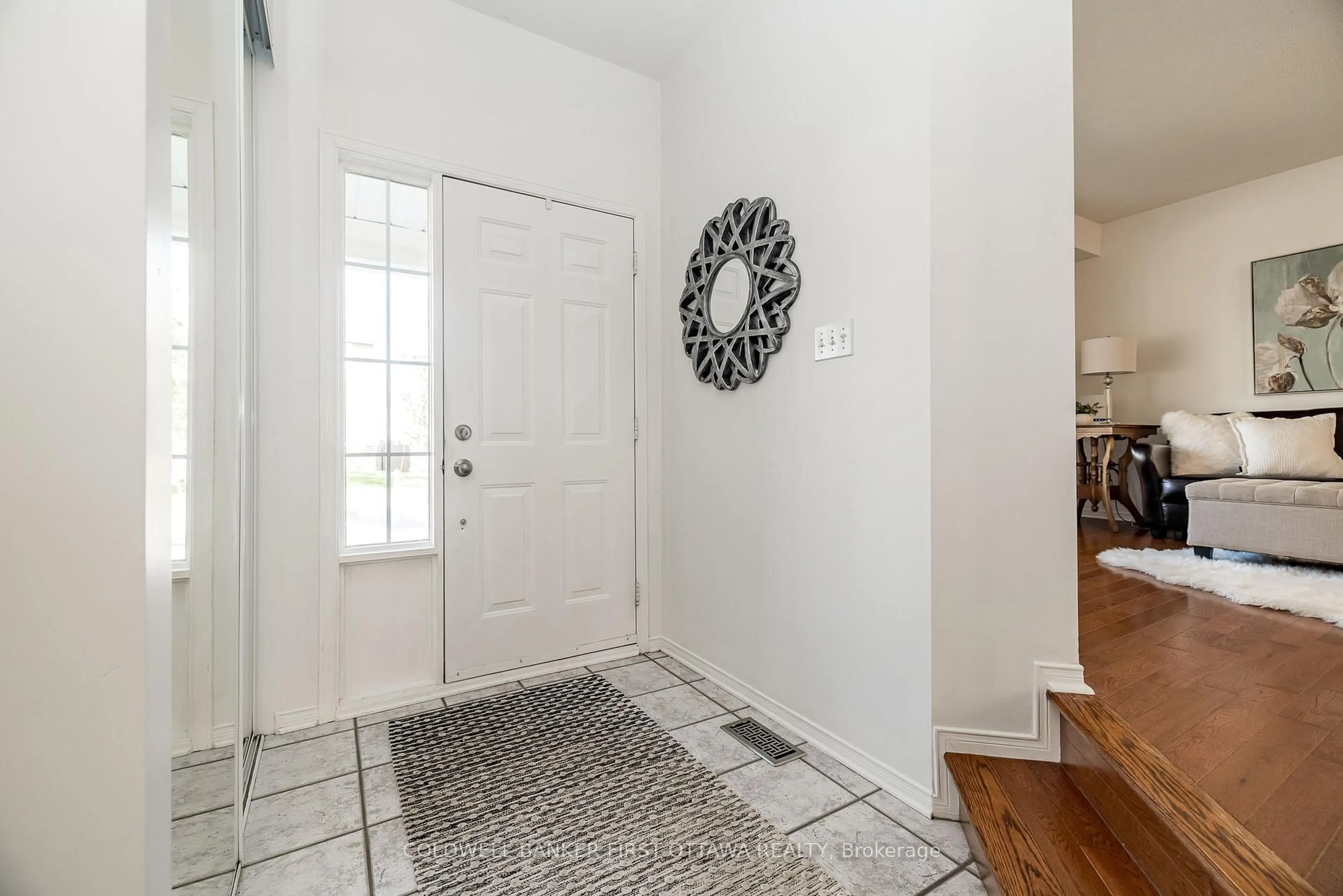 Indoor entryway for 14 VISTAPOINTE Dr, Ottawa Ontario K2G 6N5
