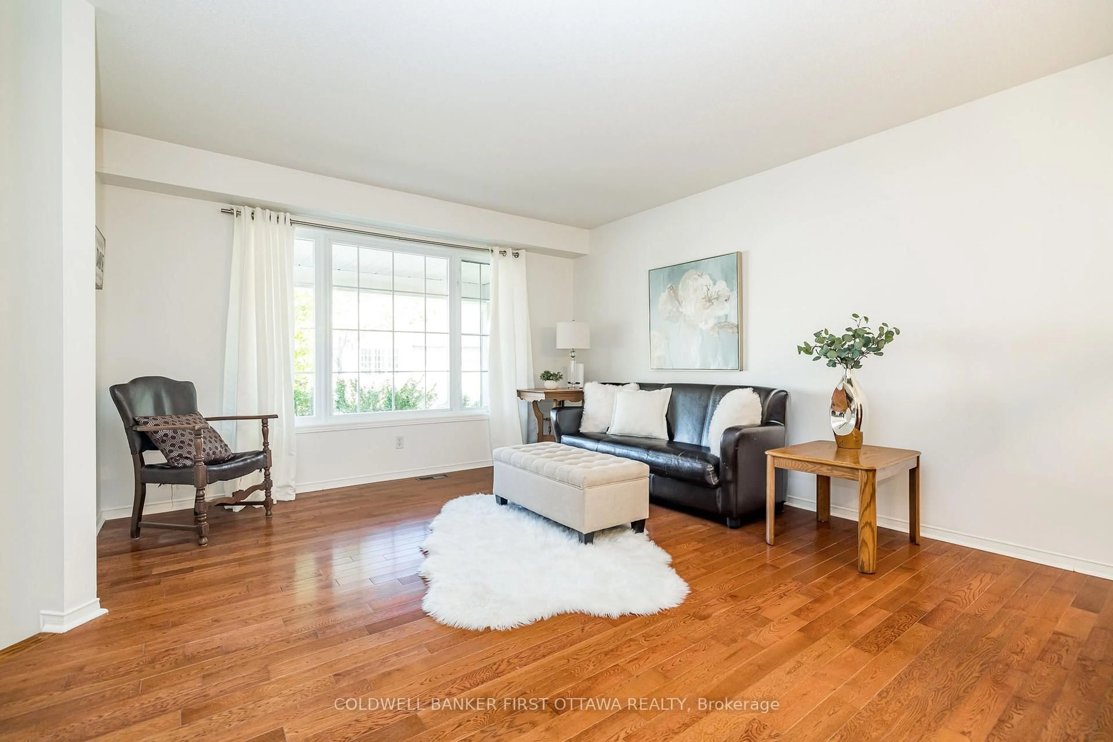 Living room with furniture, wood/laminate floor for 14 VISTAPOINTE Dr, Ottawa Ontario K2G 6N5