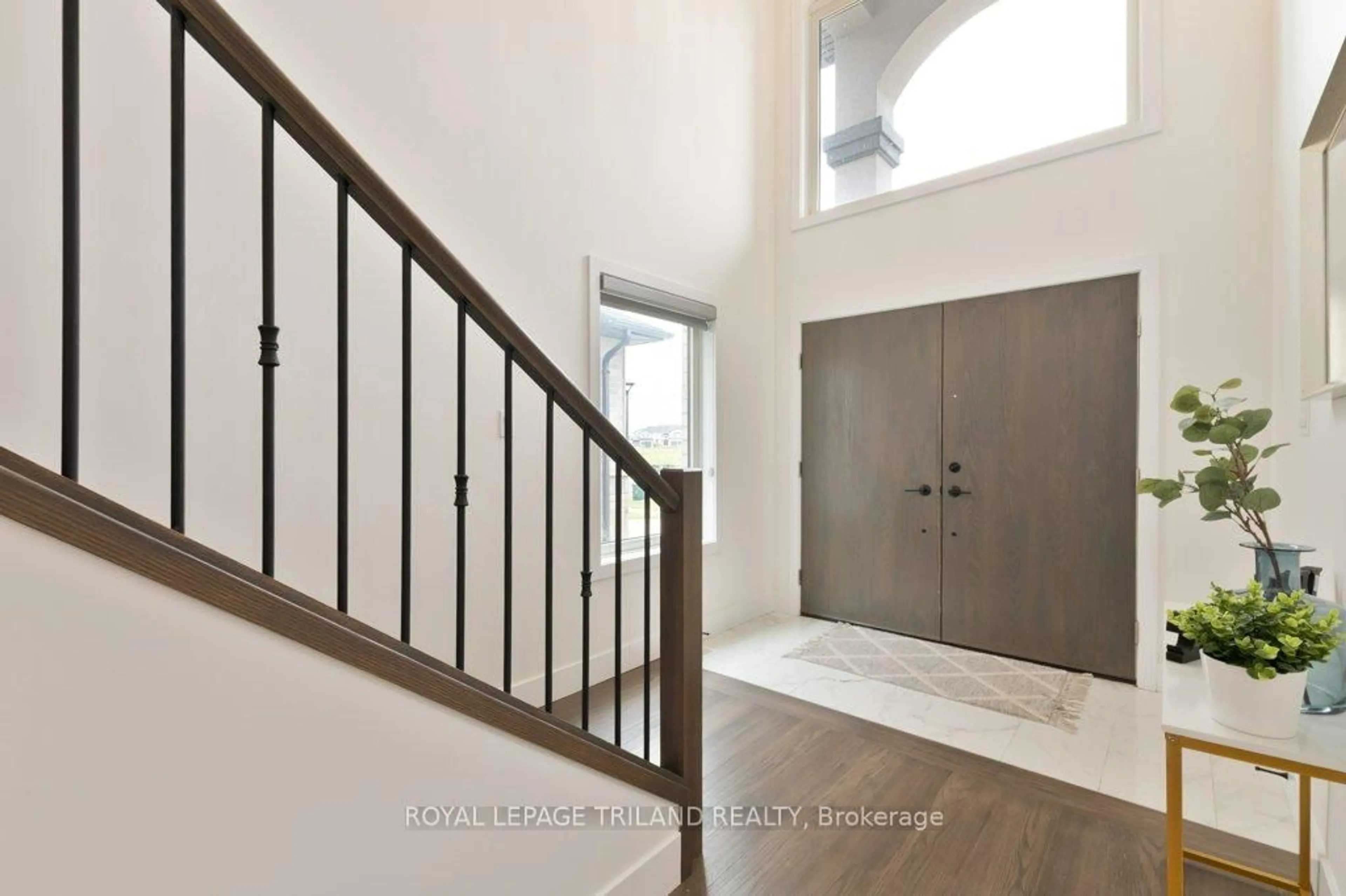 Indoor entryway for 231 Roy Mcdonald Dr, London South Ontario N6L 0J1
