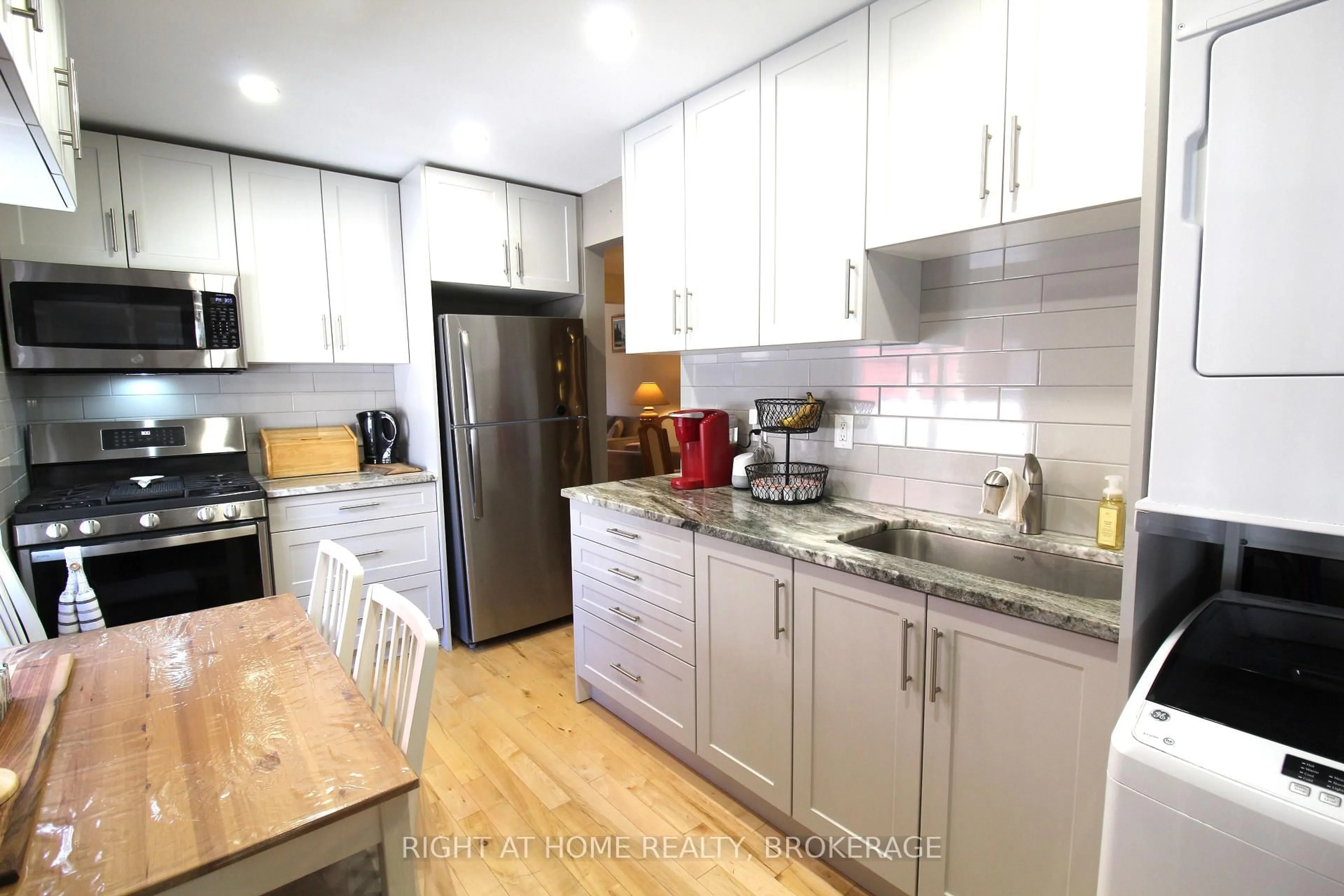 Unknown for 94 Canada St, Hamilton Ontario L8P 1P3