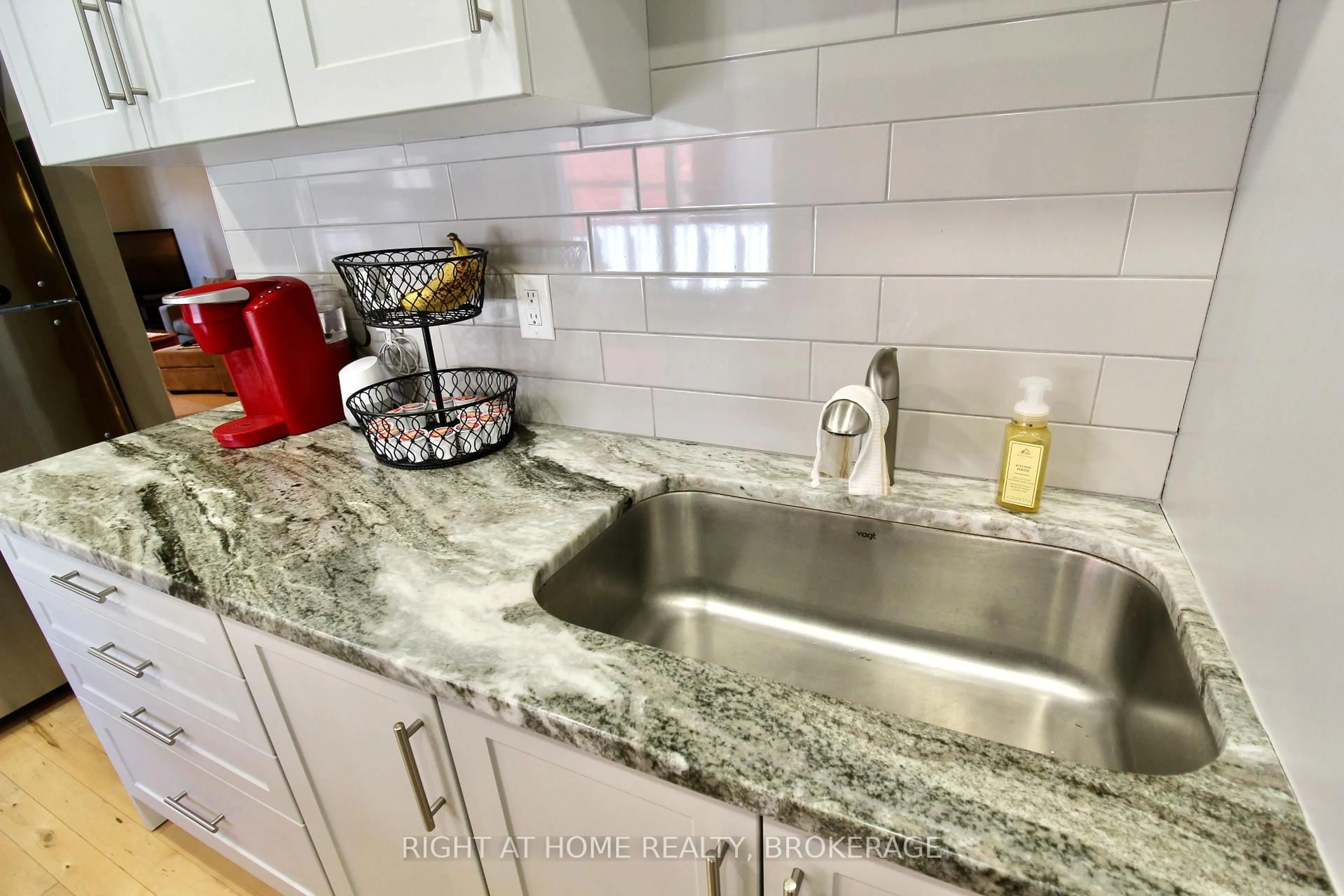 Standard kitchen, ceramic/tile floor for 94 Canada St, Hamilton Ontario L8P 1P3