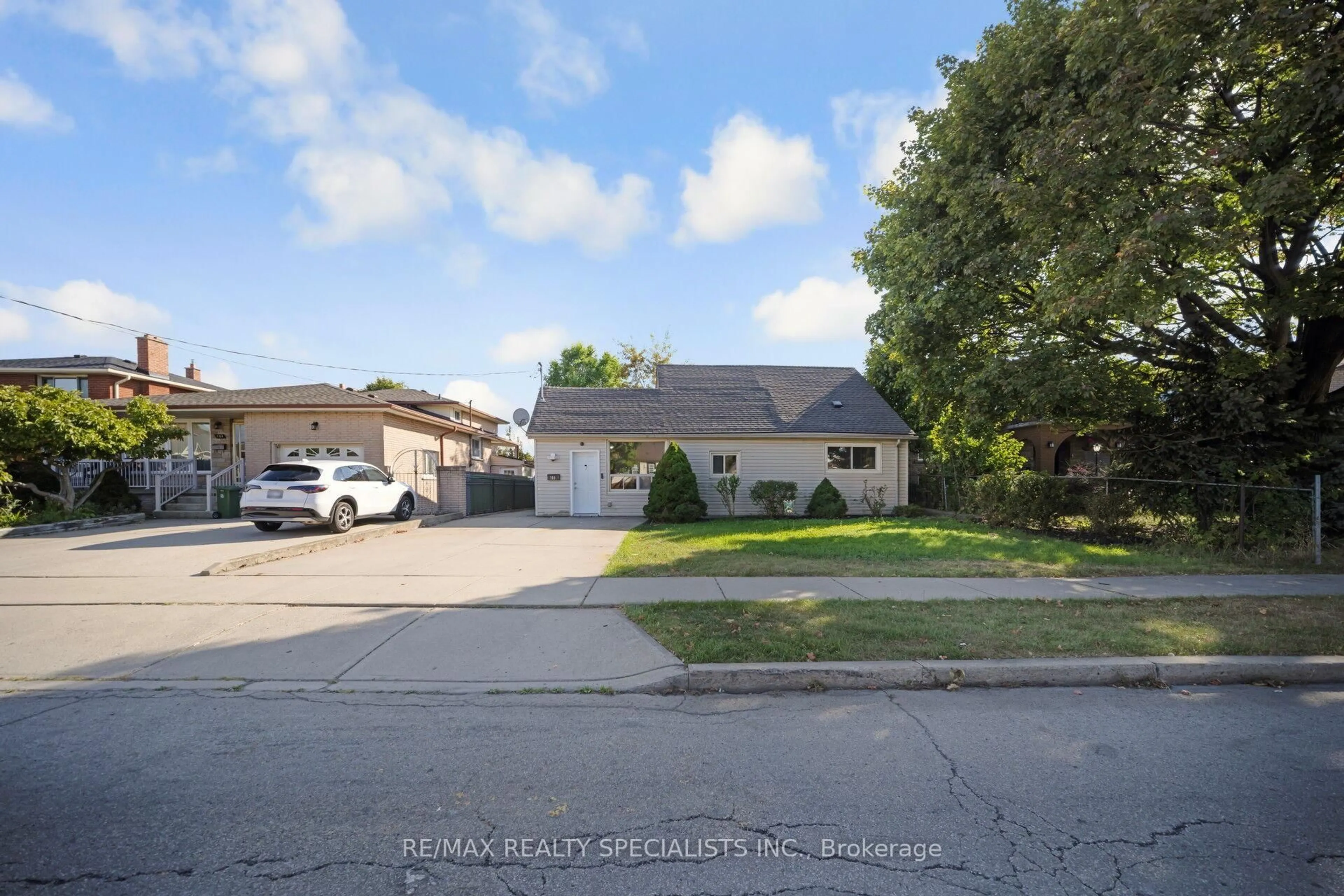 A pic from outside/outdoor area/front of a property/back of a property/a pic from drone, street for 760 Limeridge Rd, Hamilton Ontario L8W 1A3