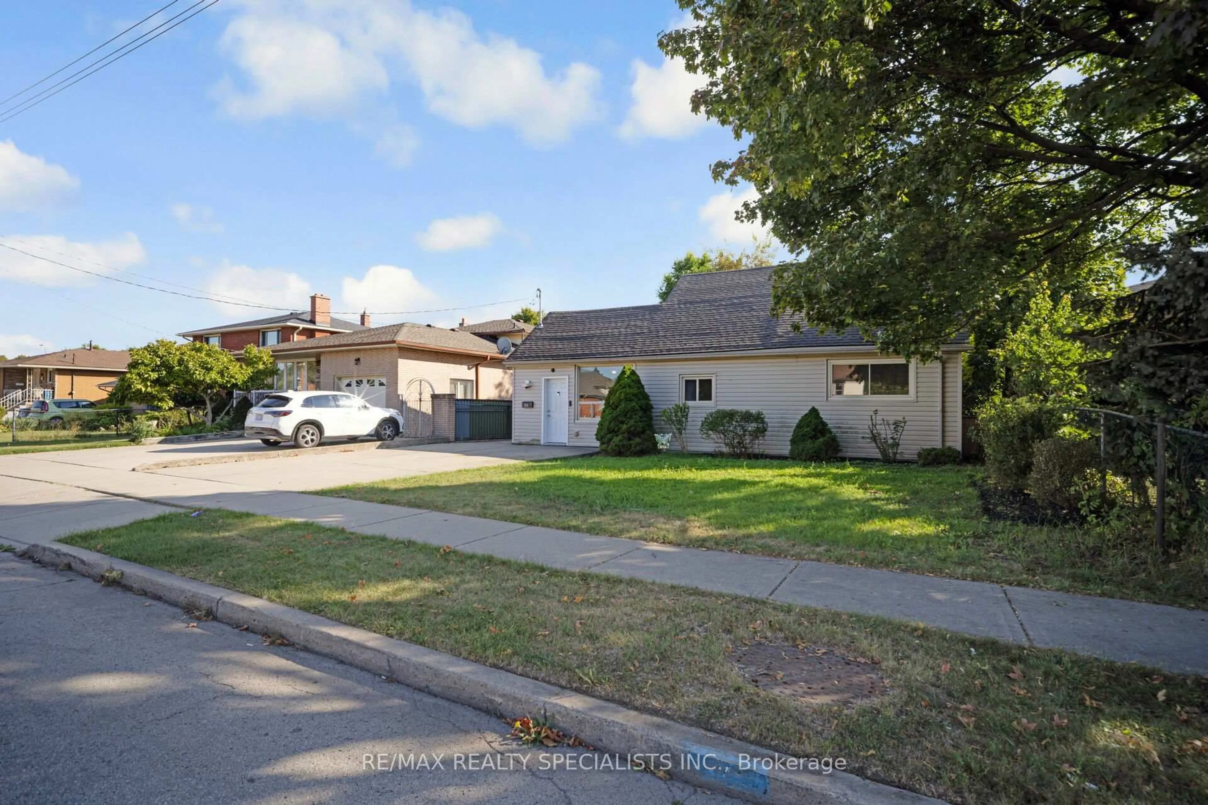 A pic from outside/outdoor area/front of a property/back of a property/a pic from drone, street for 760 Limeridge Rd, Hamilton Ontario L8W 1A3