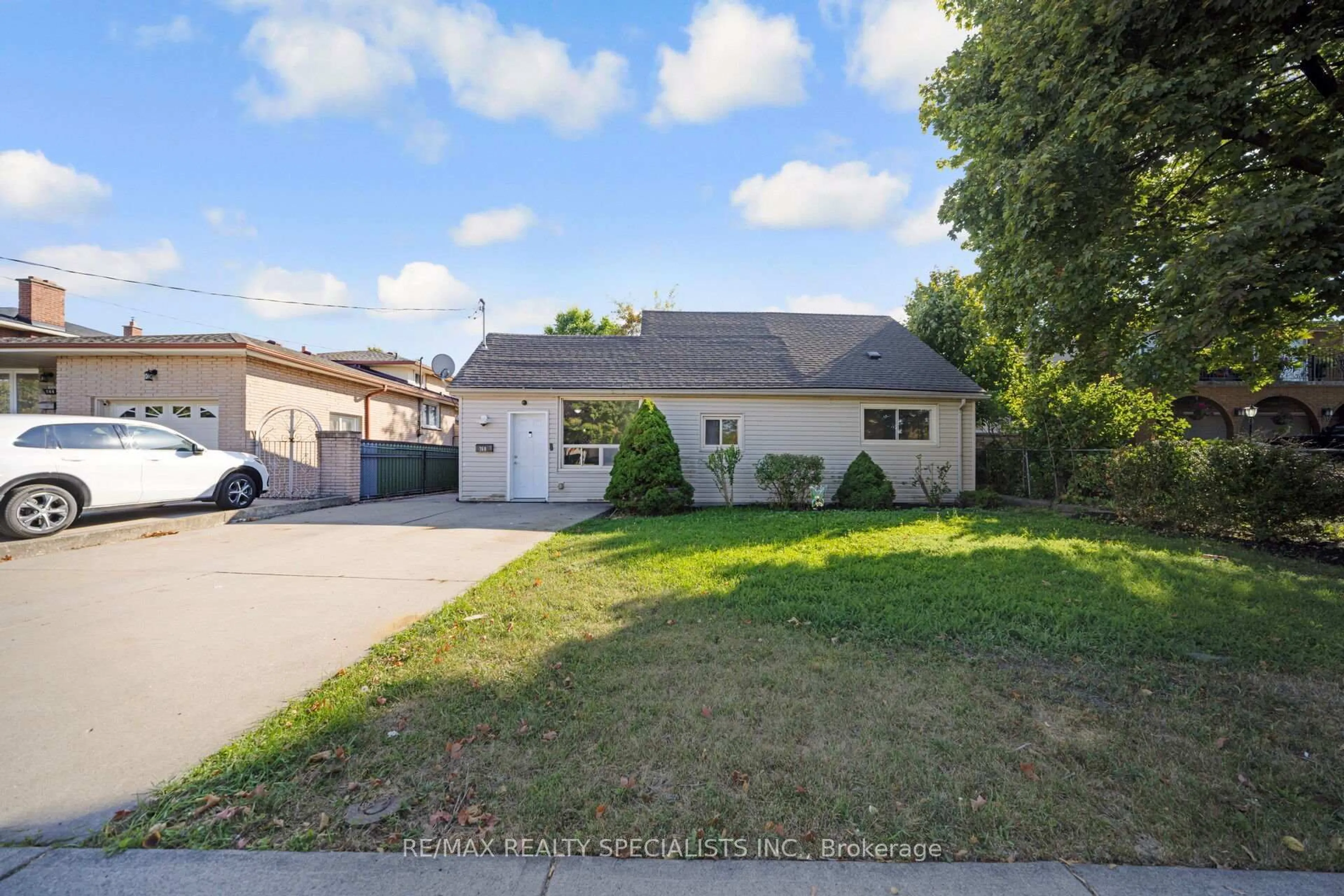 A pic from outside/outdoor area/front of a property/back of a property/a pic from drone, street for 760 Limeridge Rd, Hamilton Ontario L8W 1A3