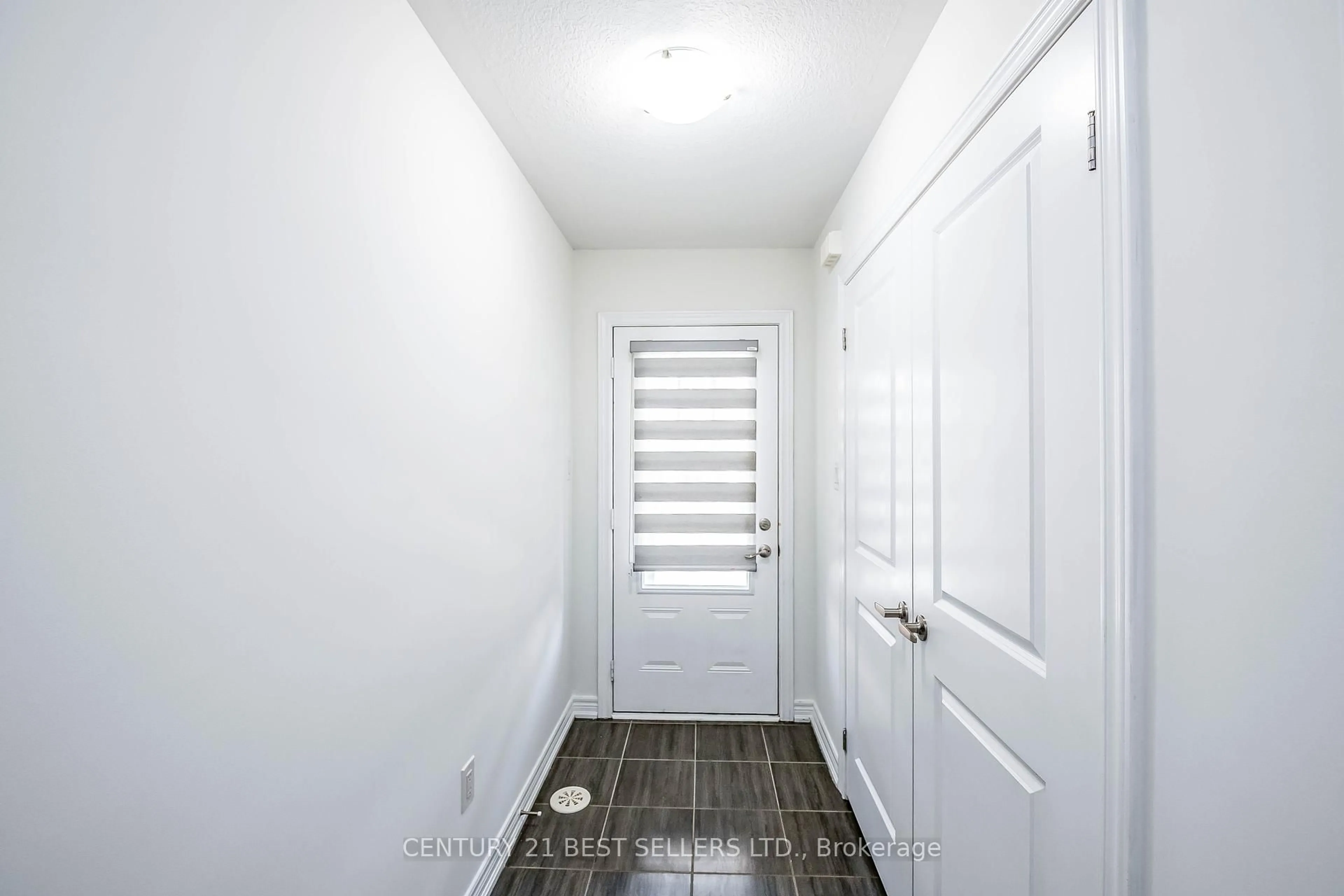 Indoor entryway for 23 Rapids Lane, Hamilton Ontario L8K 0A4
