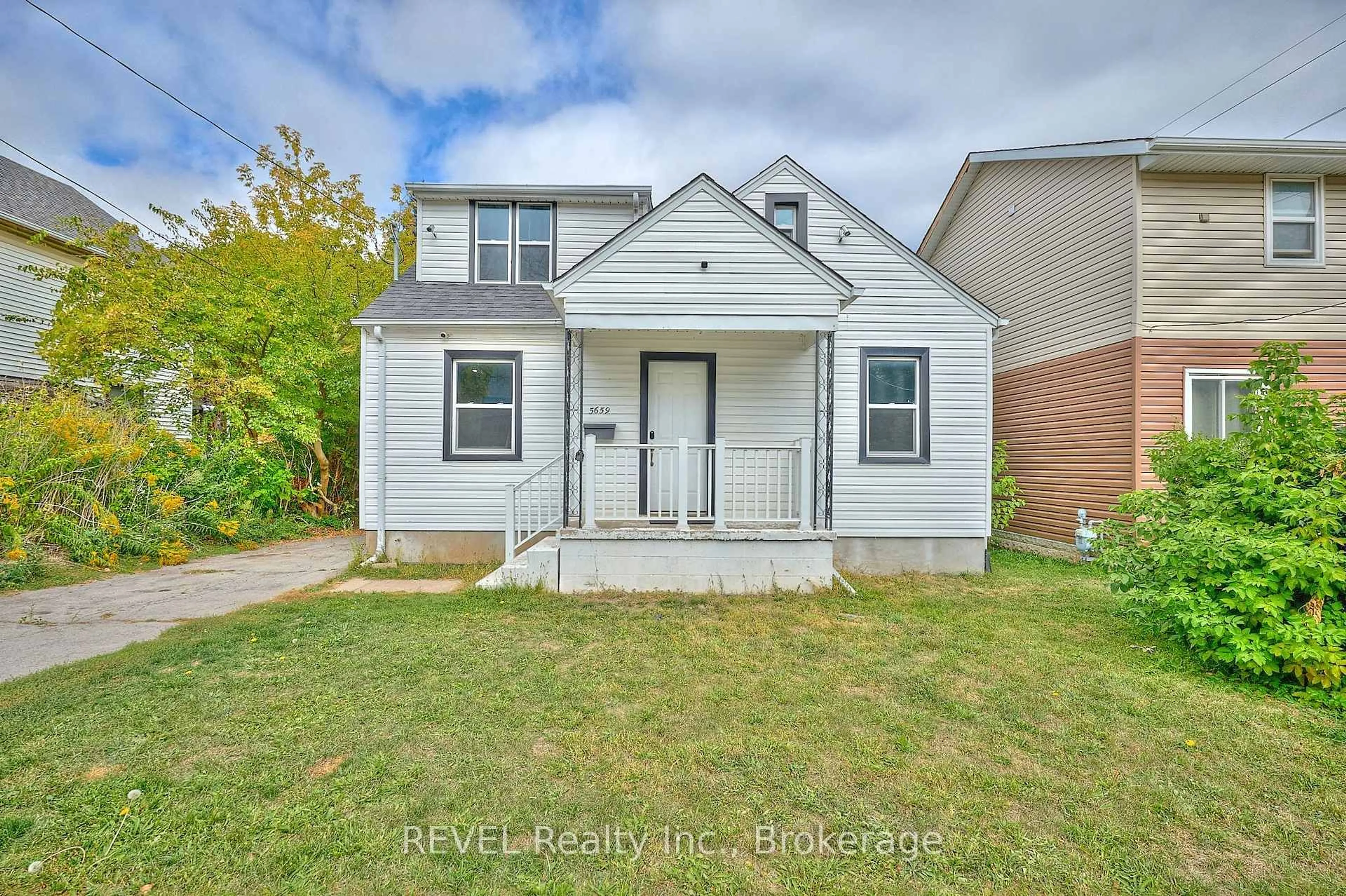 Home with vinyl exterior material, street for 5659 Robinson St, Niagara Falls Ontario L2G 2B1