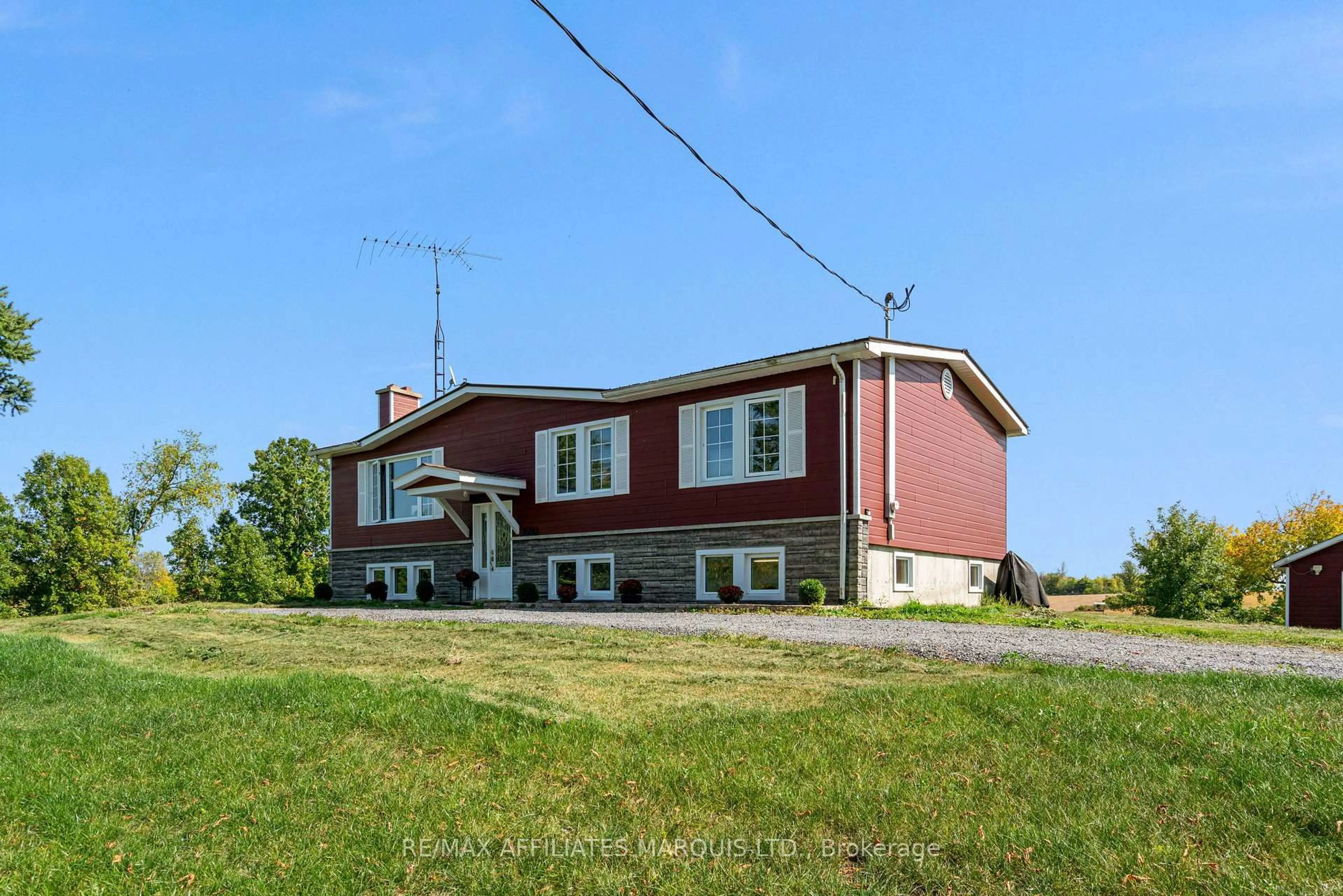 A pic from outside/outdoor area/front of a property/back of a property/a pic from drone, building for 21230 Conc 6 Rd, South Glengarry Ontario K0C 1Z0