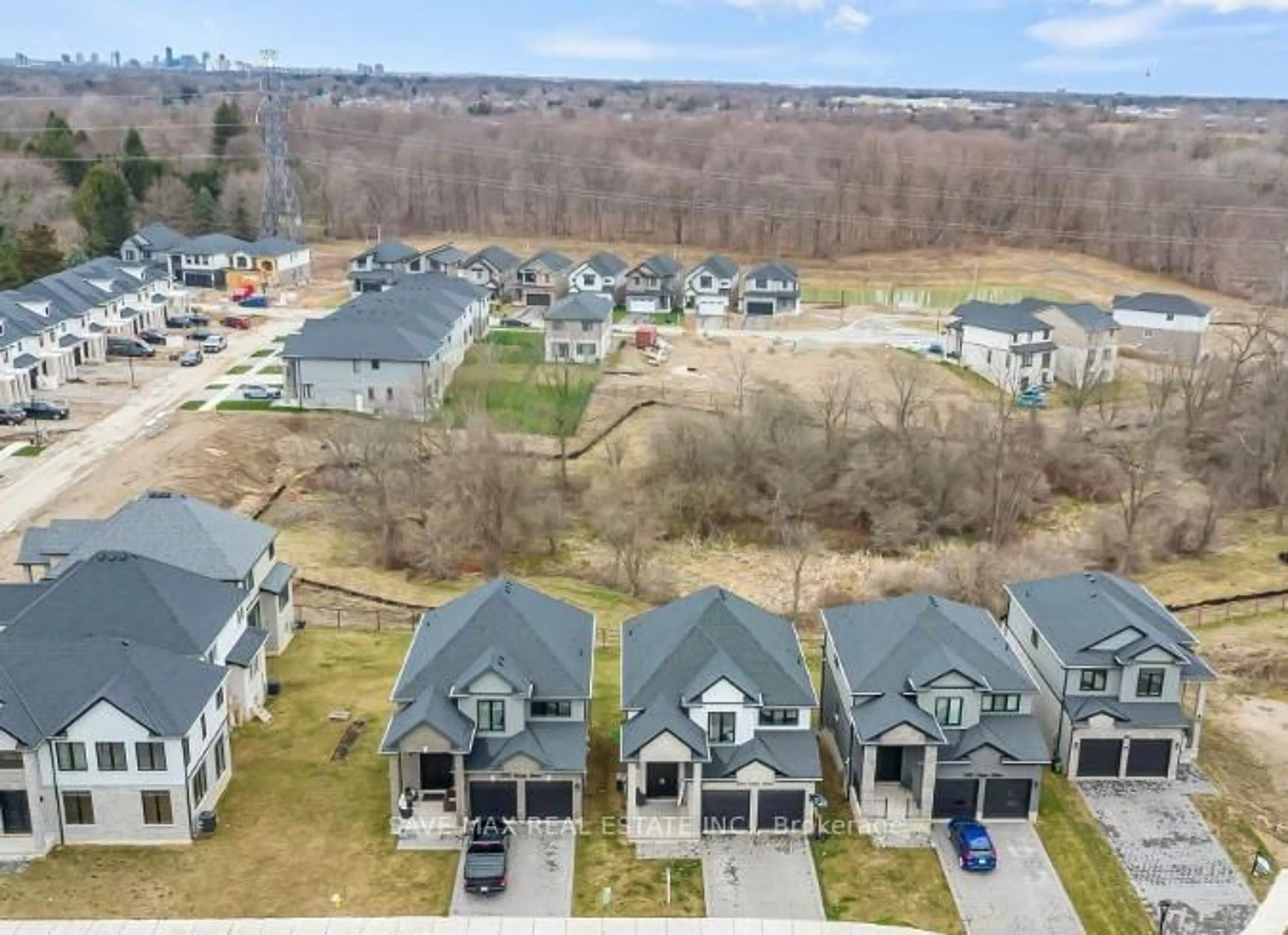 A pic from outside/outdoor area/front of a property/back of a property/a pic from drone, unknown for 3374 Oriole Dr, London South Ontario N6M 0K1