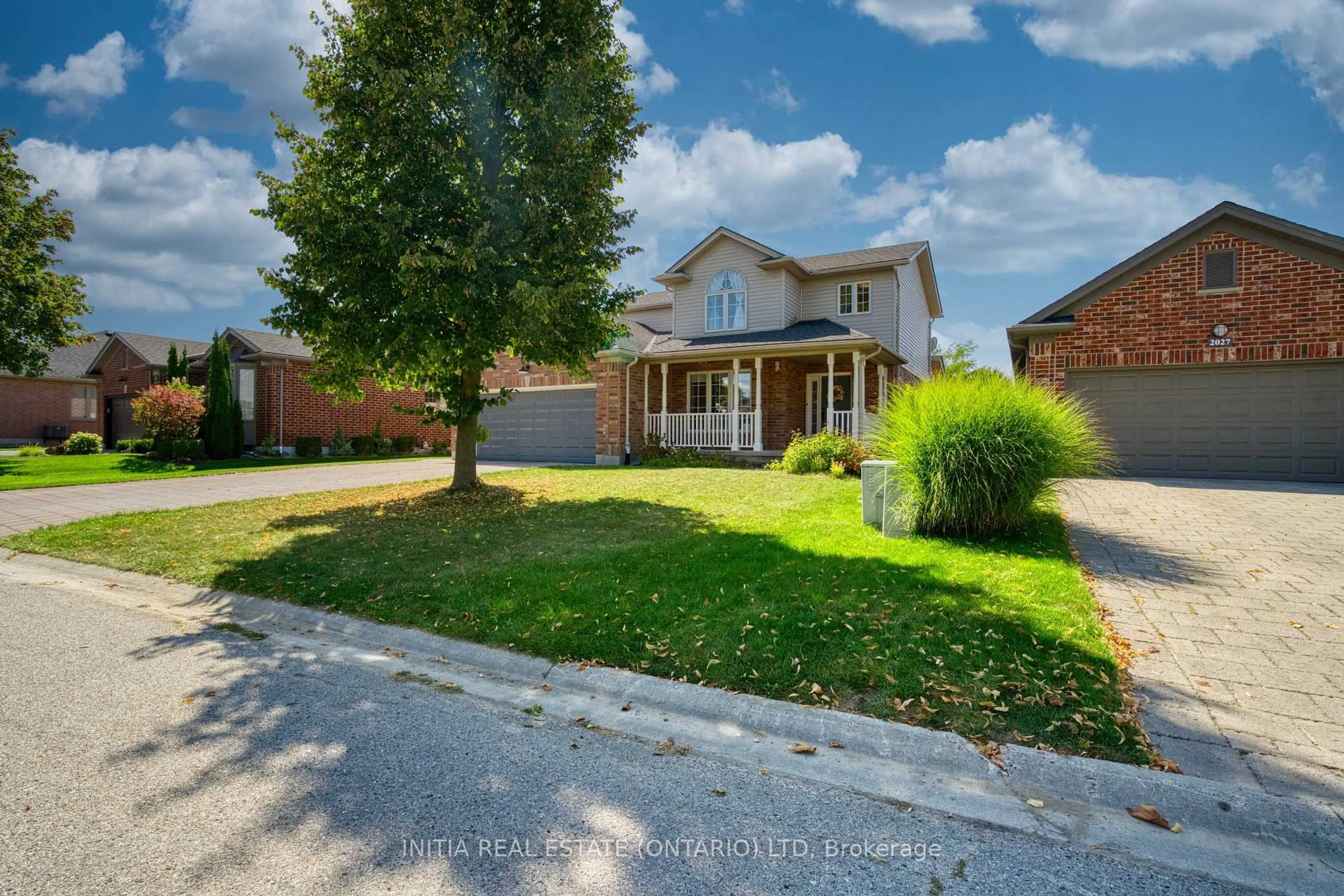 A pic from outside/outdoor area/front of a property/back of a property/a pic from drone, street for 2021 Lumb Crt, London North Ontario N6G 5J4