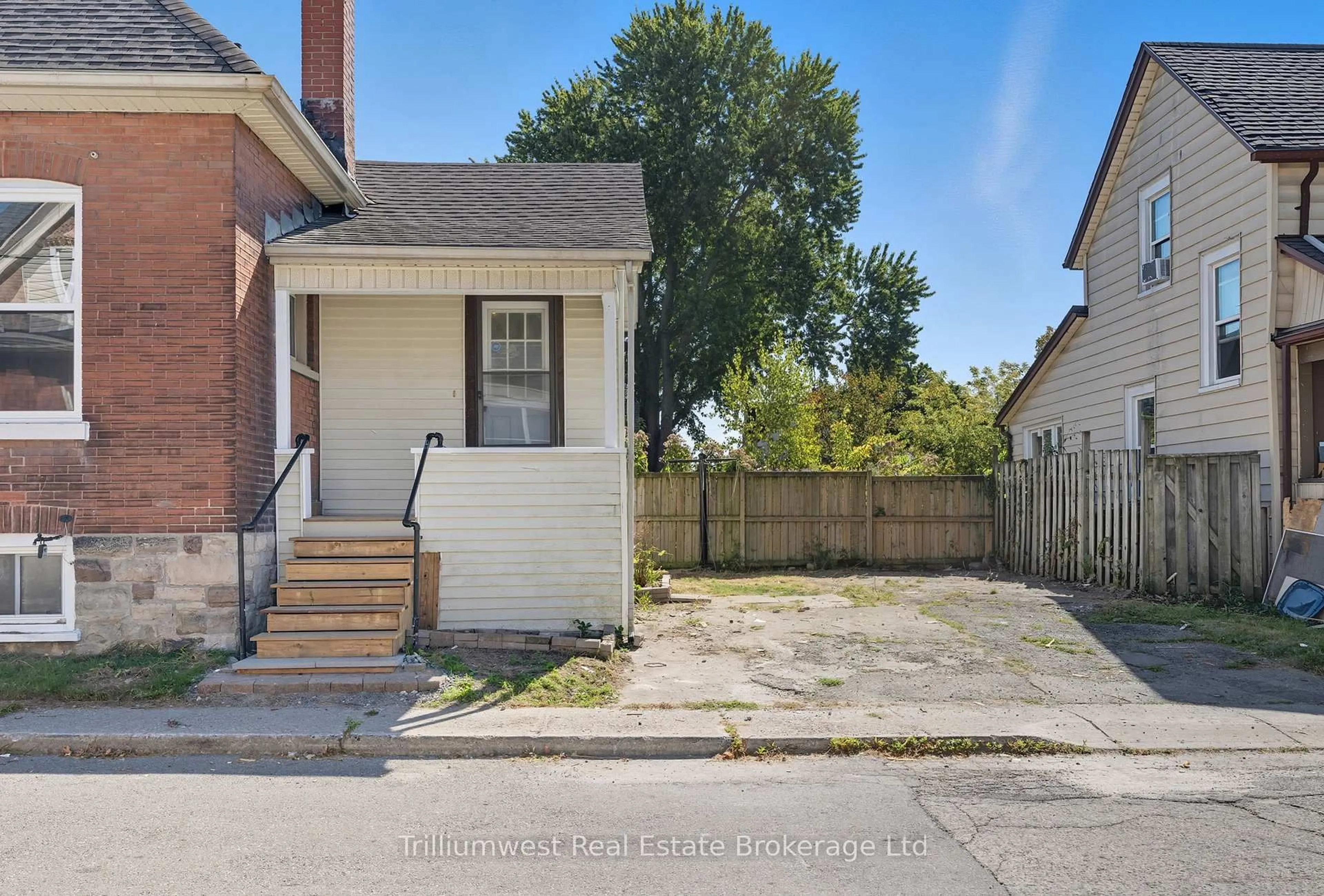 Unknown for 60 1/2 St Catharine St, St. Thomas Ontario N5P 2W1