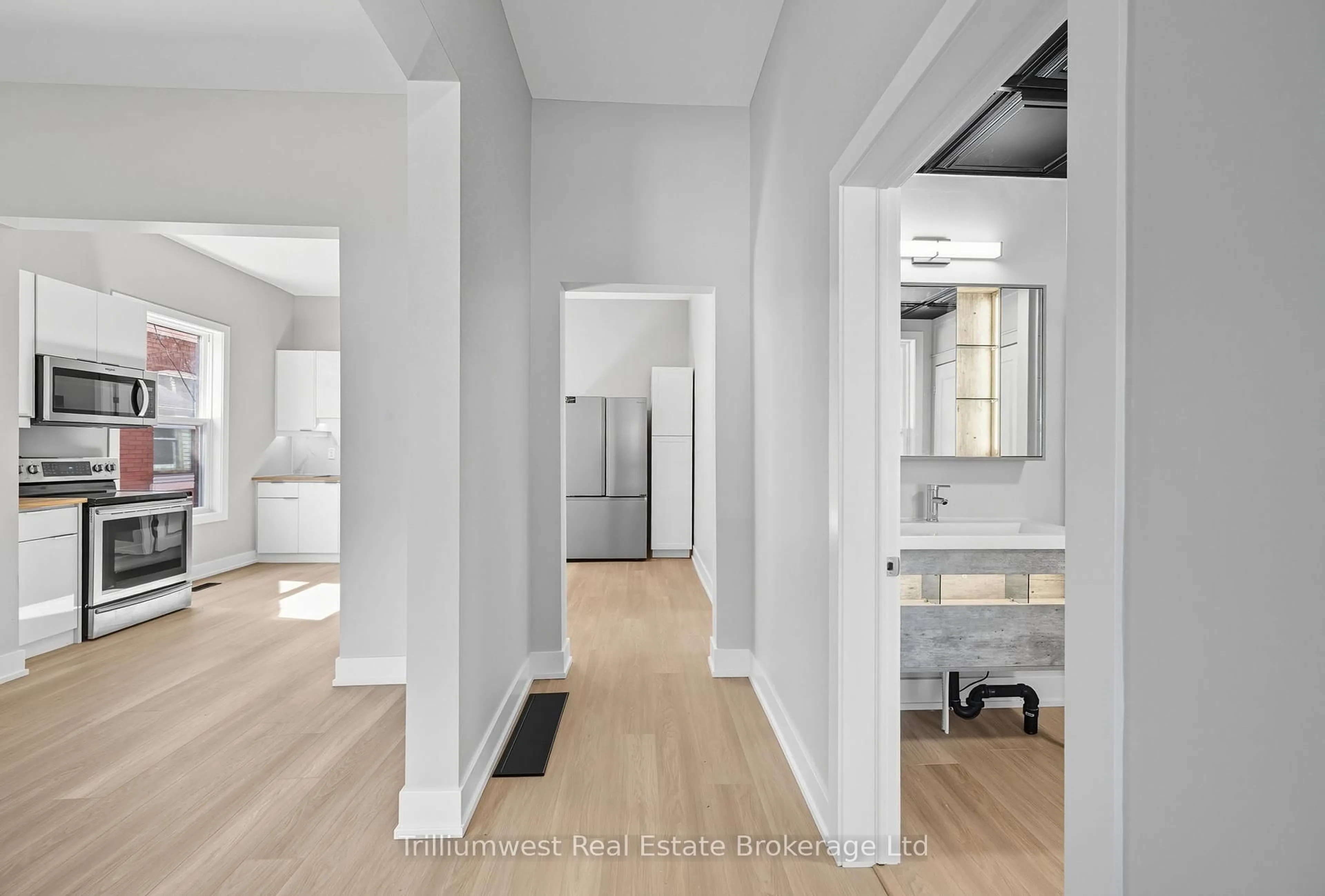 Indoor entryway for 60 1/2 St Catharine St, St. Thomas Ontario N5P 2W1