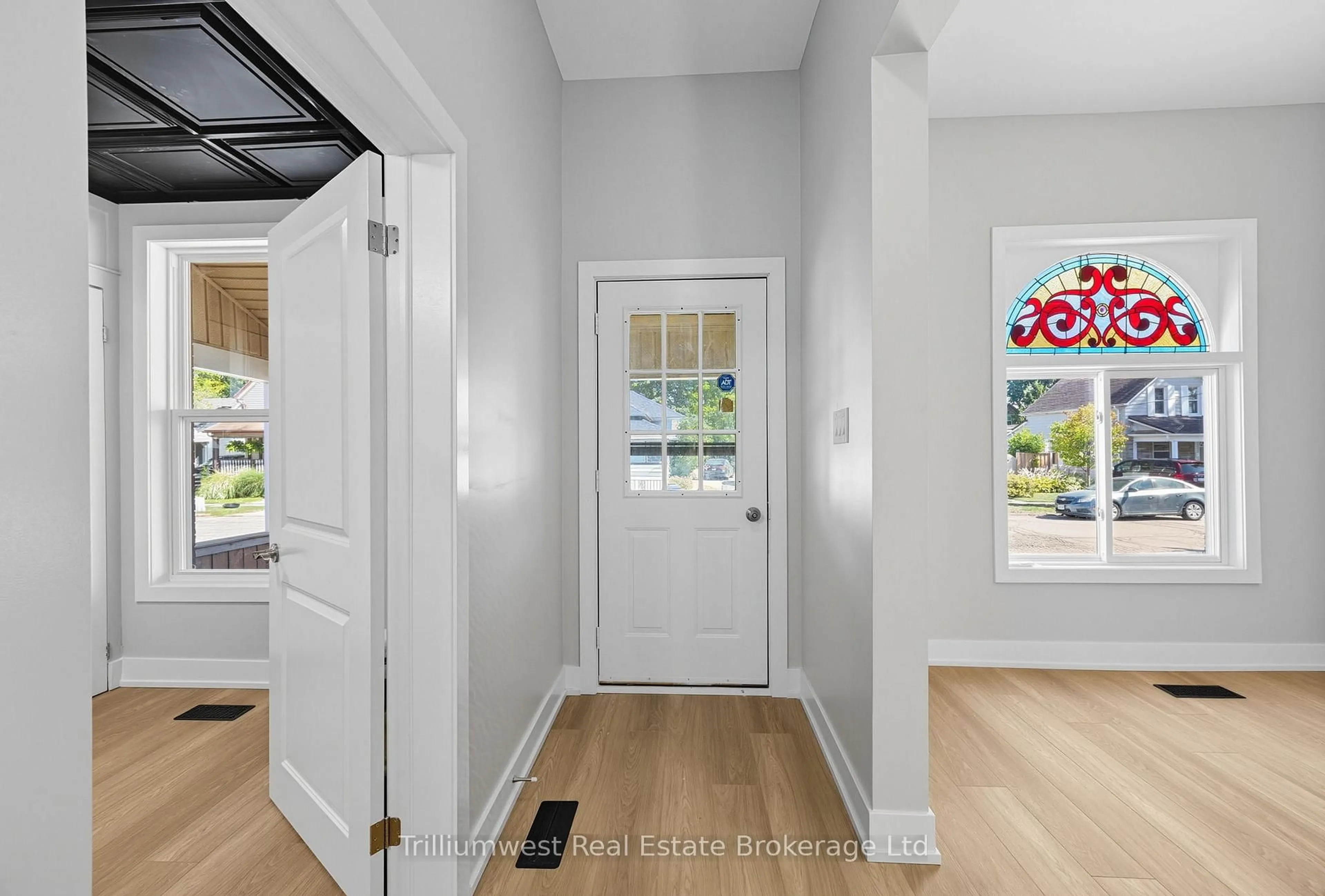 Indoor entryway for 60 1/2 St Catharine St, St. Thomas Ontario N5P 2W1