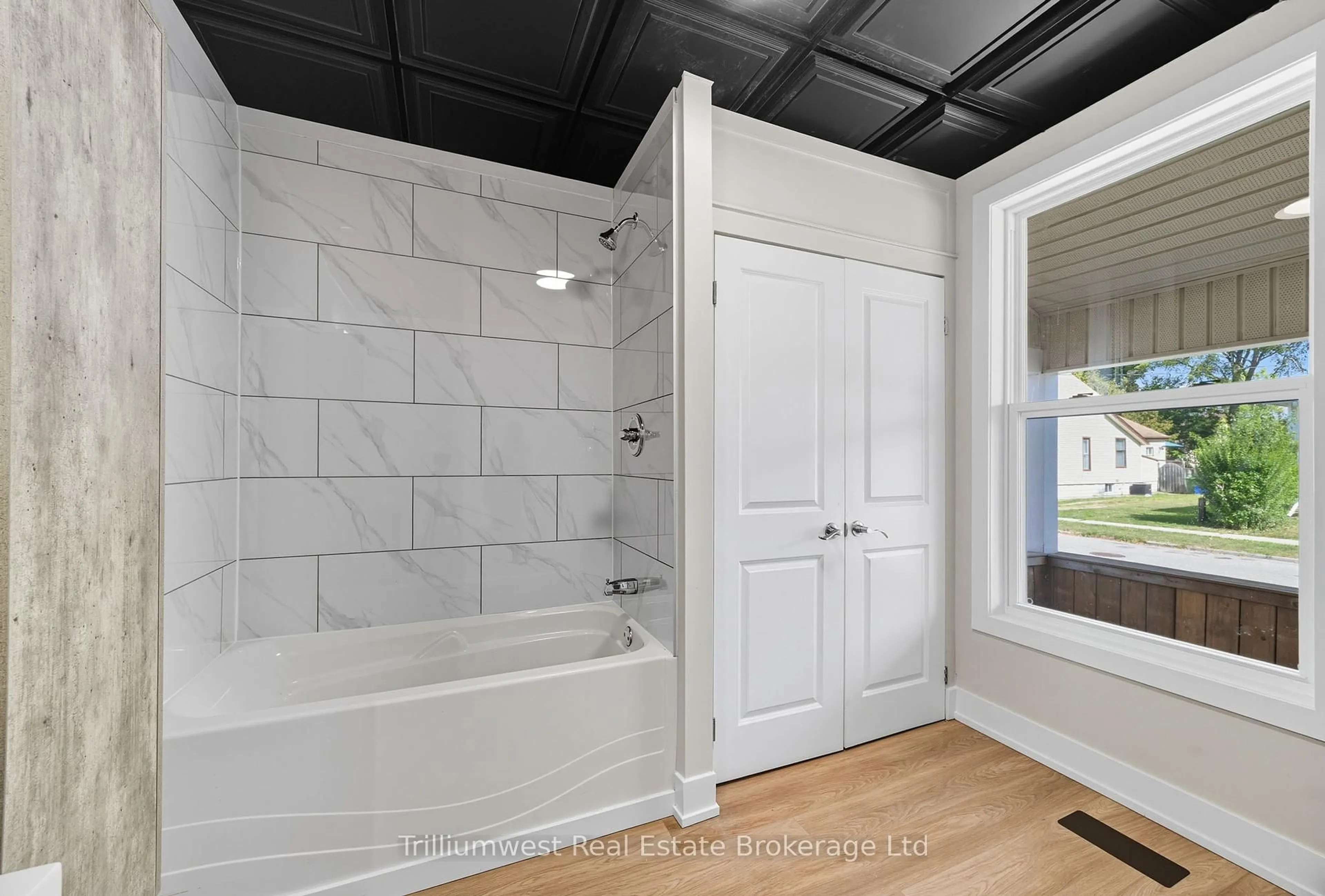 Contemporary bathroom, ceramic/tile floor for 60 1/2 St Catharine St, St. Thomas Ontario N5P 2W1