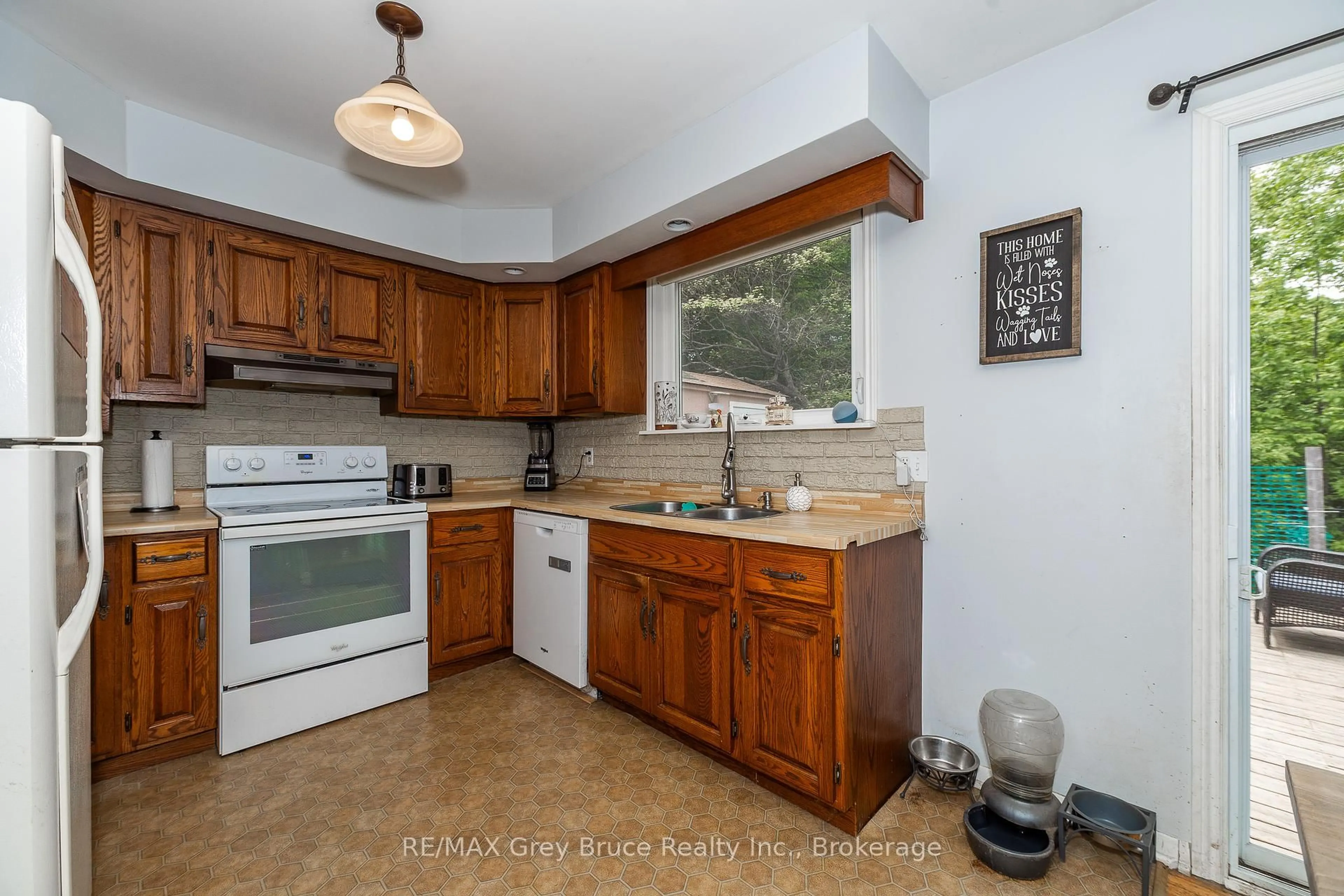 Standard kitchen, ceramic/tile floor for 206 6th Ave, Owen Sound Ontario N4K 2T3