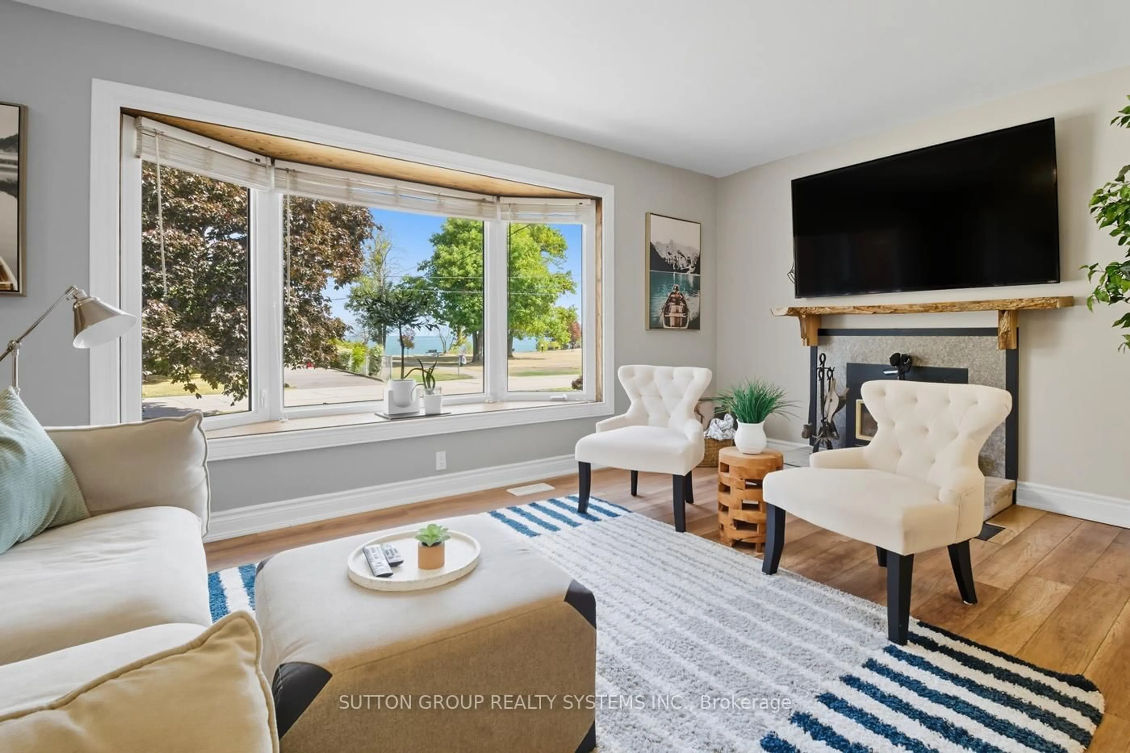 Living room with furniture, unknown for 83 Lakeside Dr, Grimsby Ontario L3M 2L4