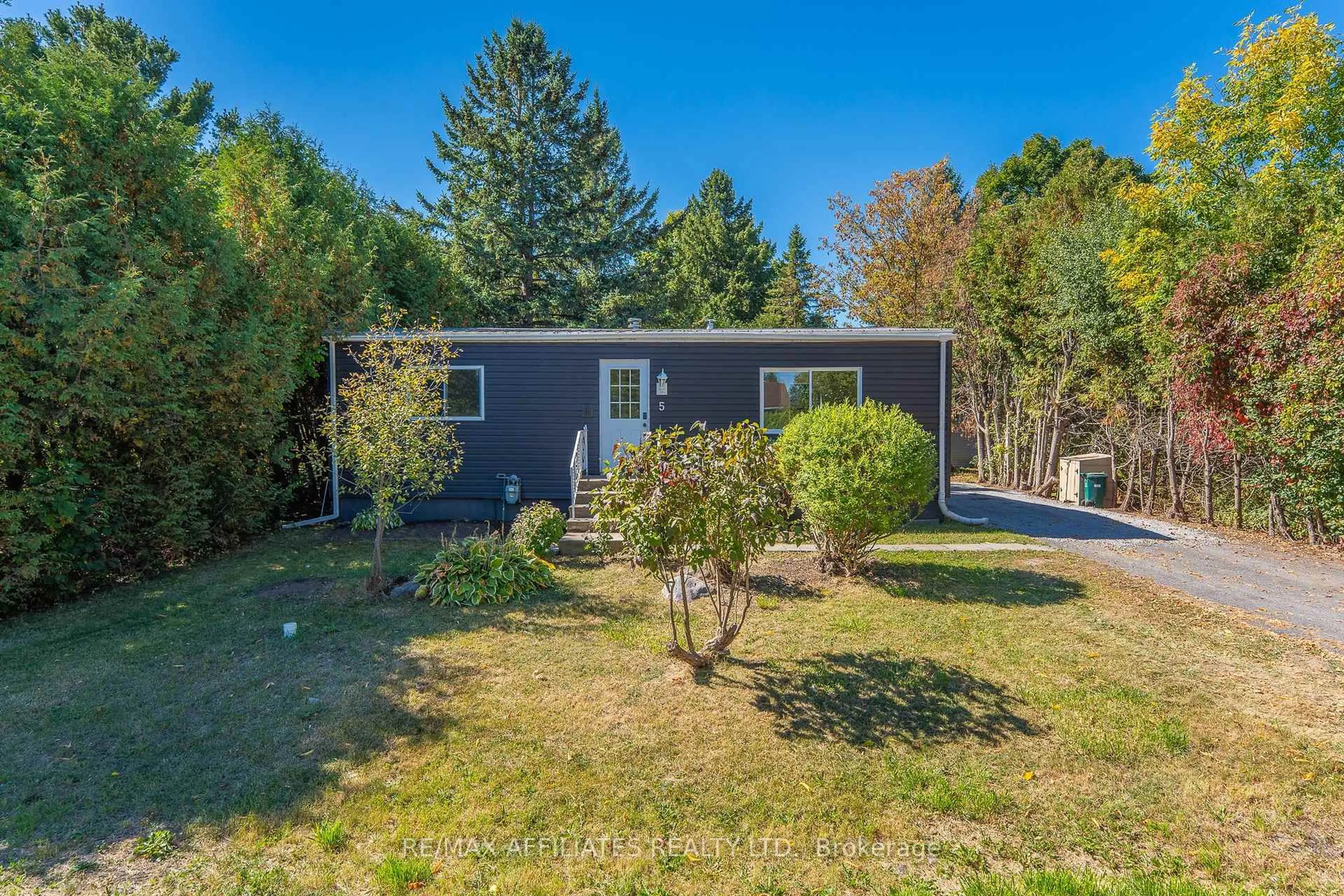 A pic from outside/outdoor area/front of a property/back of a property/a pic from drone, unknown for 5 Fringewood Dr, Stittsville Ontario K2S 1T1