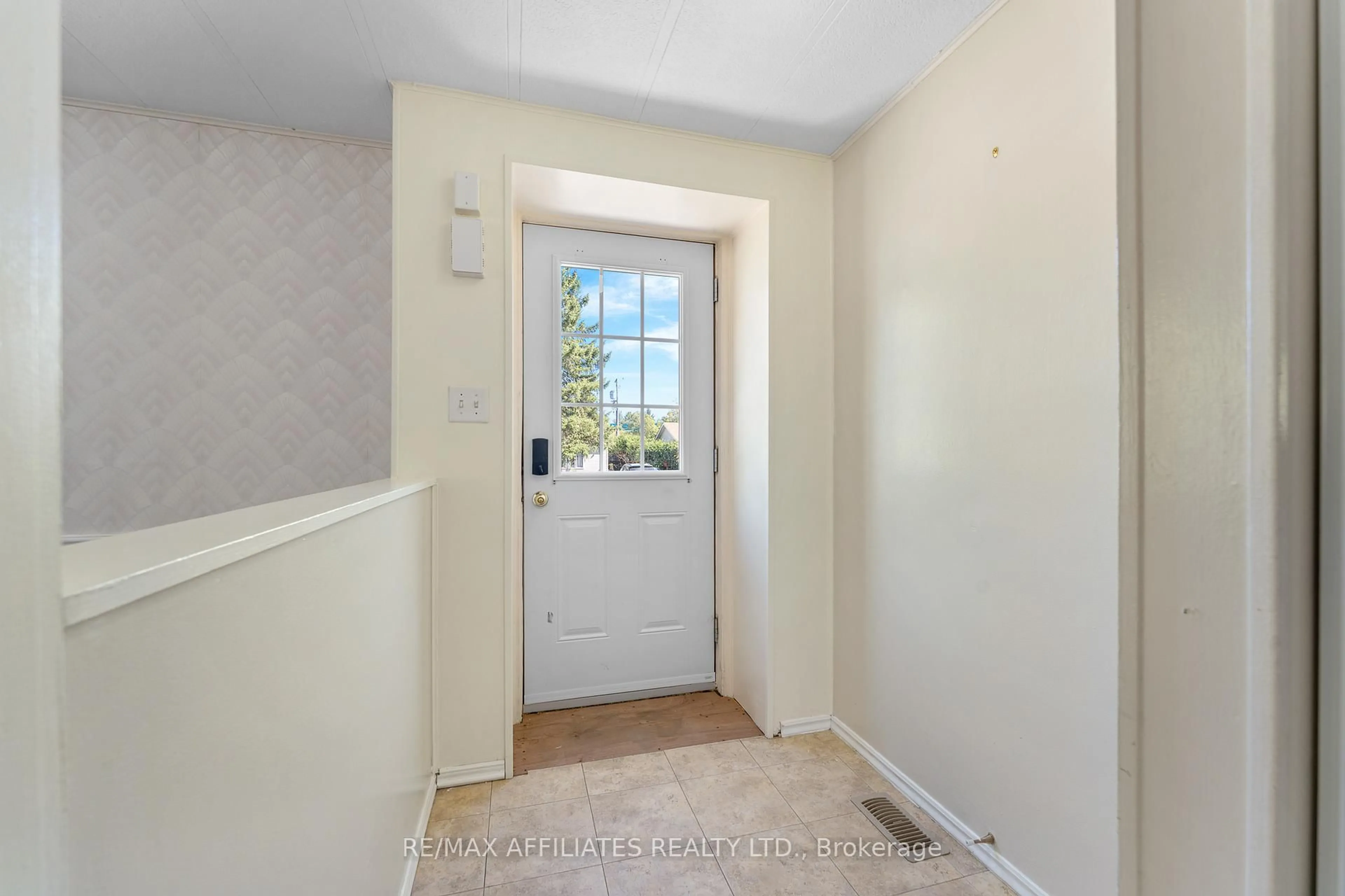 Indoor entryway for 5 Fringewood Dr, Stittsville Ontario K2S 1T1