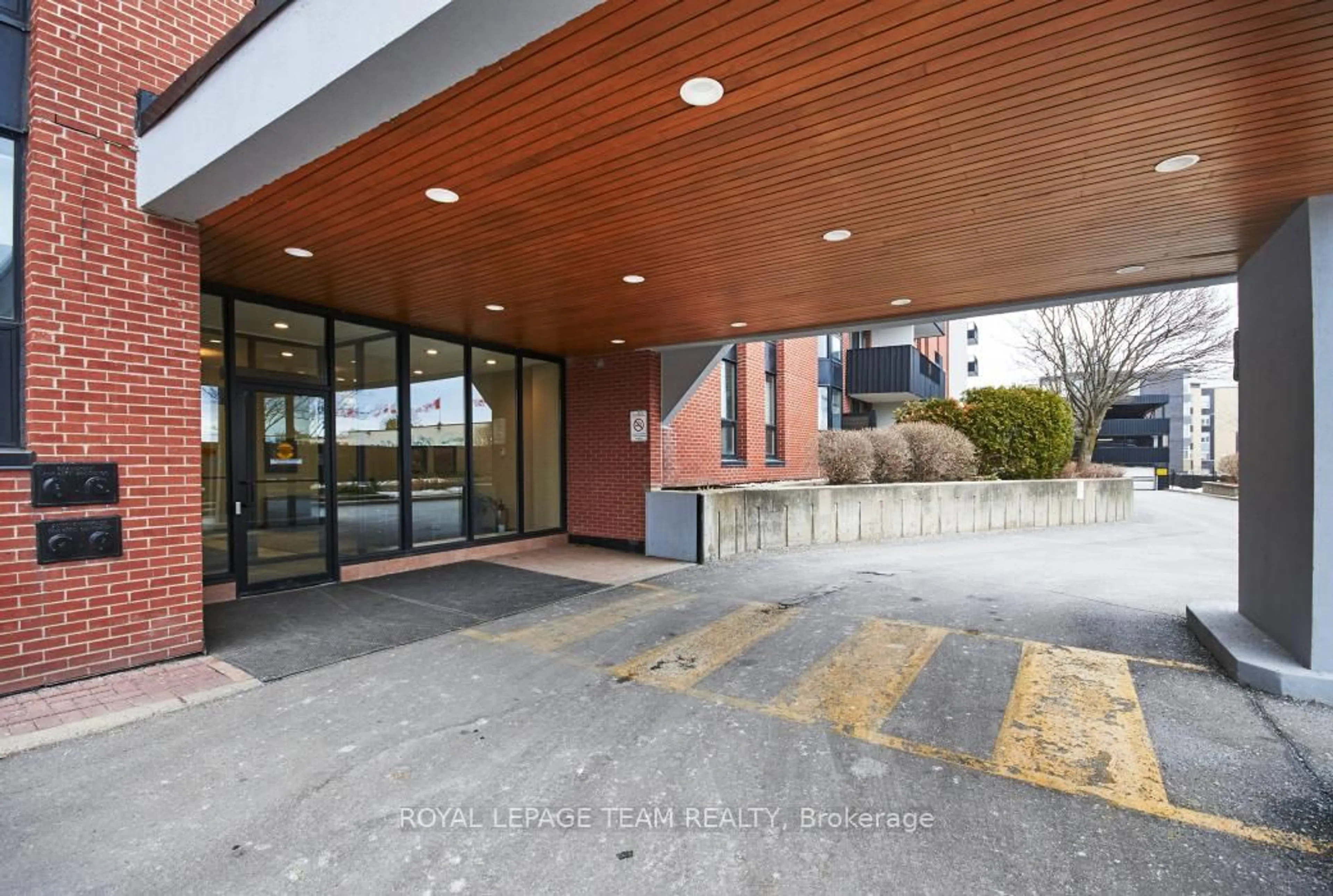 Indoor foyer for 2951 Riverside Dr #113, Ottawa Ontario K1V 8W6