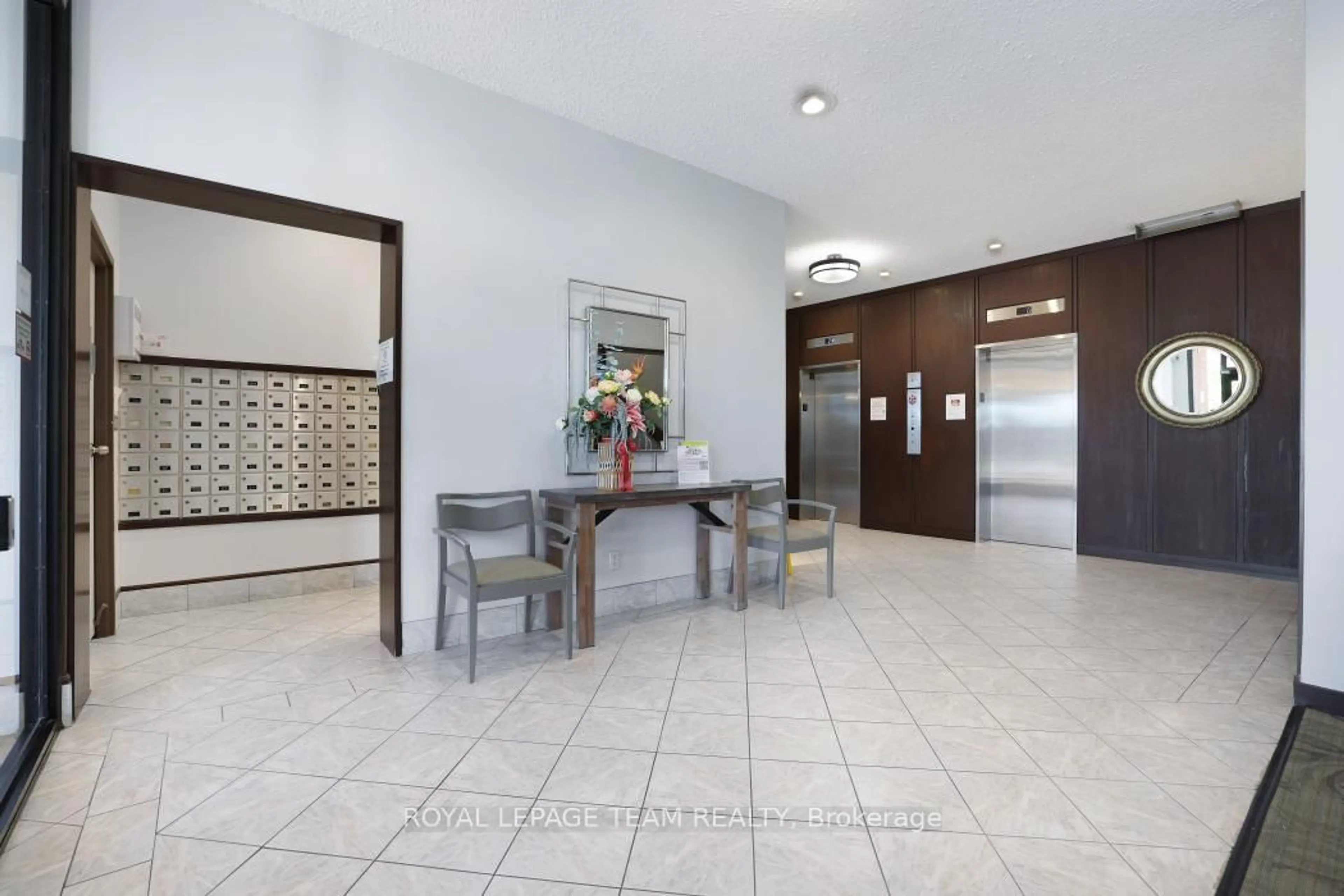 Indoor foyer for 2951 Riverside Dr #113, Ottawa Ontario K1V 8W6