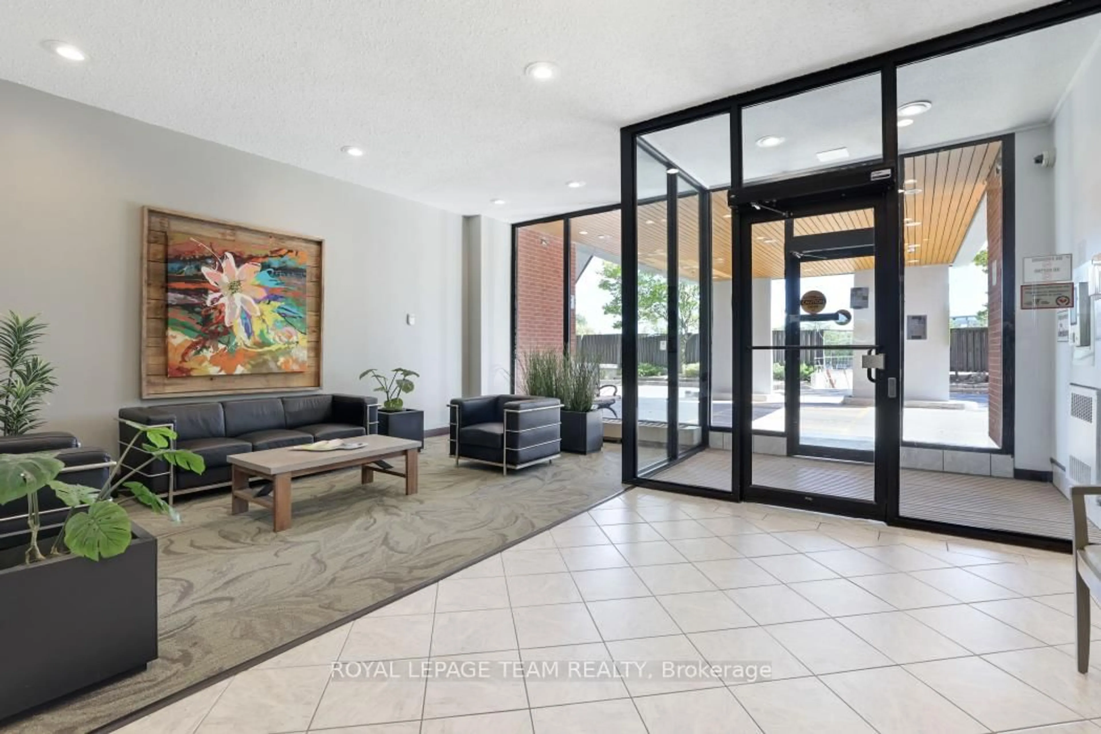Indoor foyer for 2951 Riverside Dr #113, Ottawa Ontario K1V 8W6