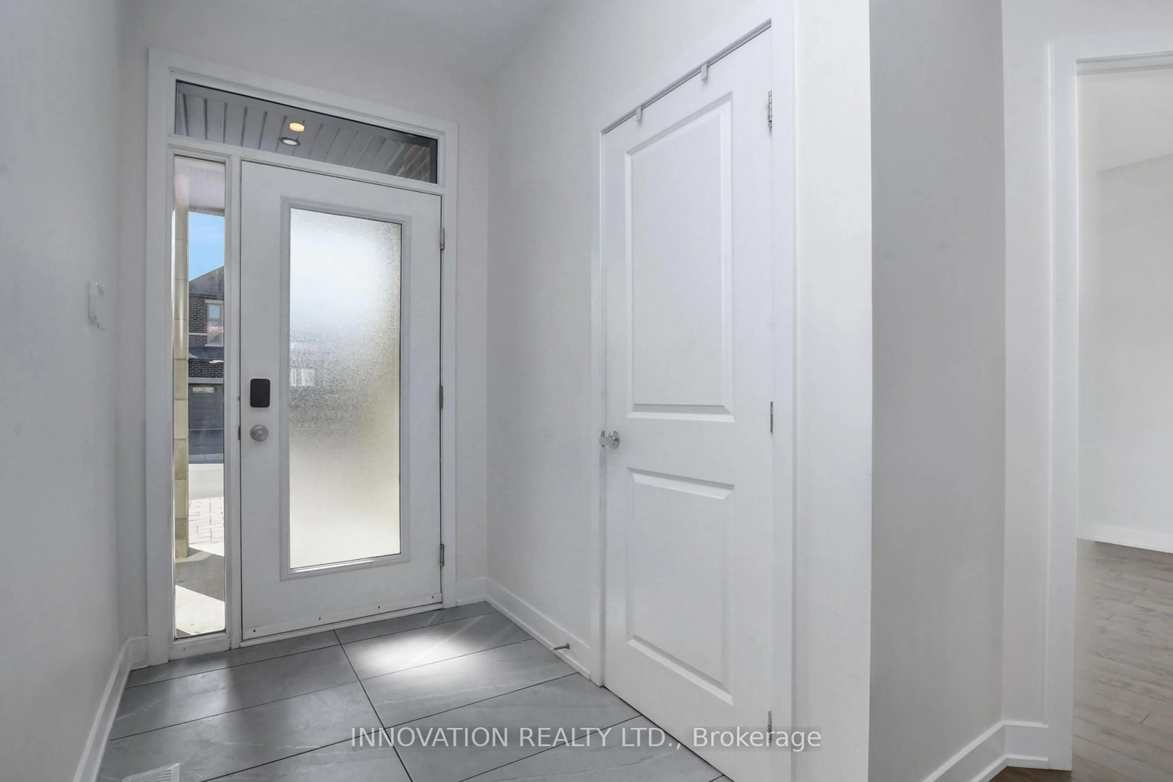 Indoor entryway for 565 Bobolink Rdge, Ottawa Ontario K2S 2P4