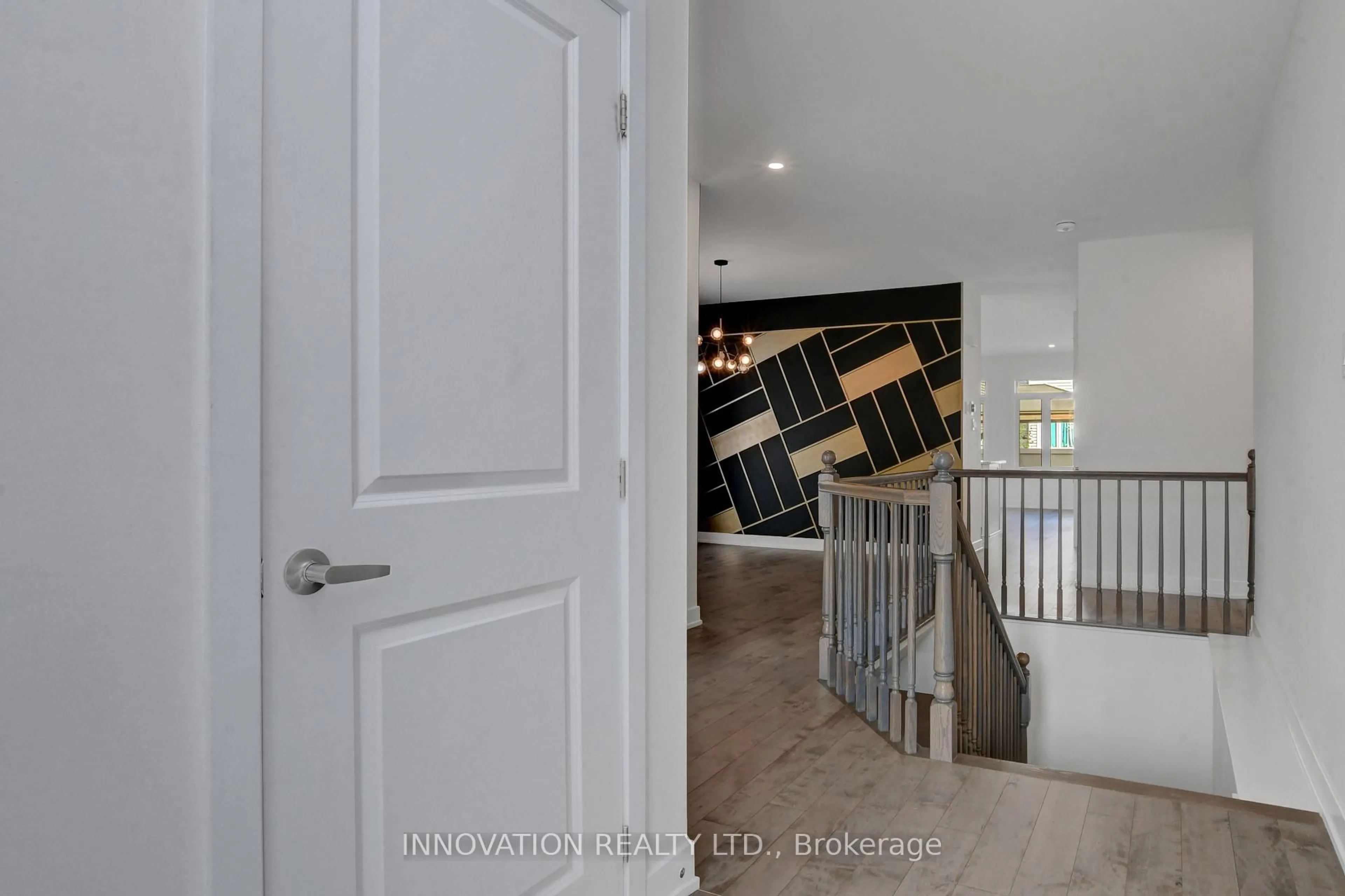 Indoor entryway for 565 Bobolink Rdge, Ottawa Ontario K2S 2P4