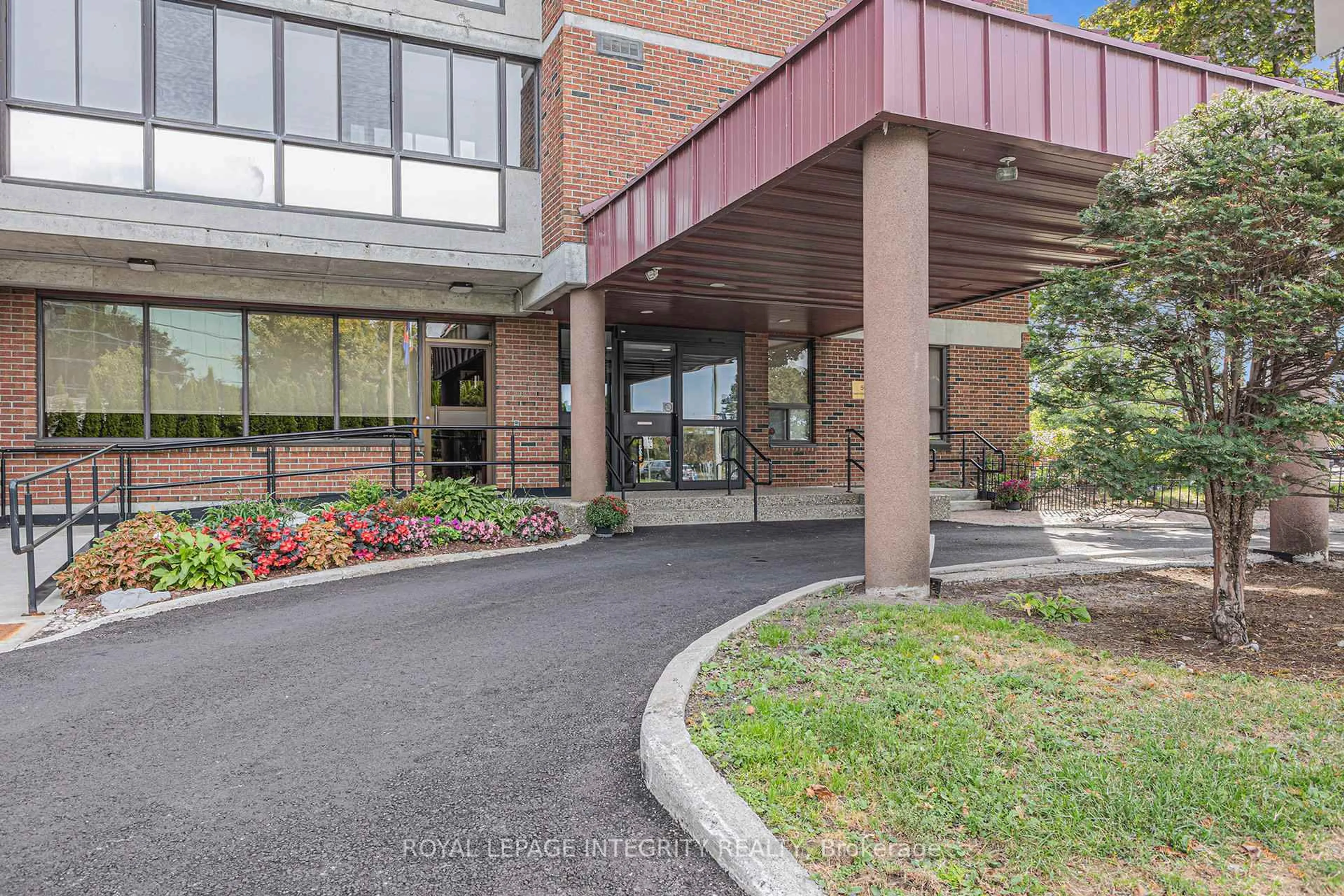 Indoor foyer for 50 Emmerson Ave #602, Ottawa Ontario K1Y 4P7