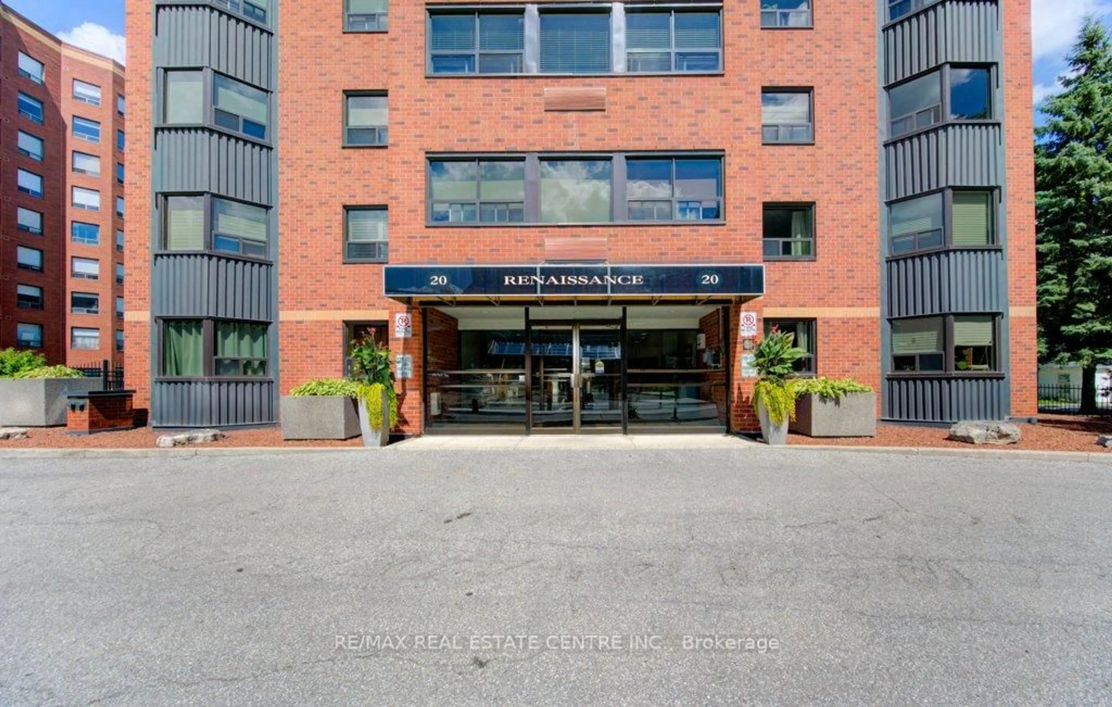 Indoor foyer for 20 Ellen St #405, Kitchener Ontario N2H 6R7