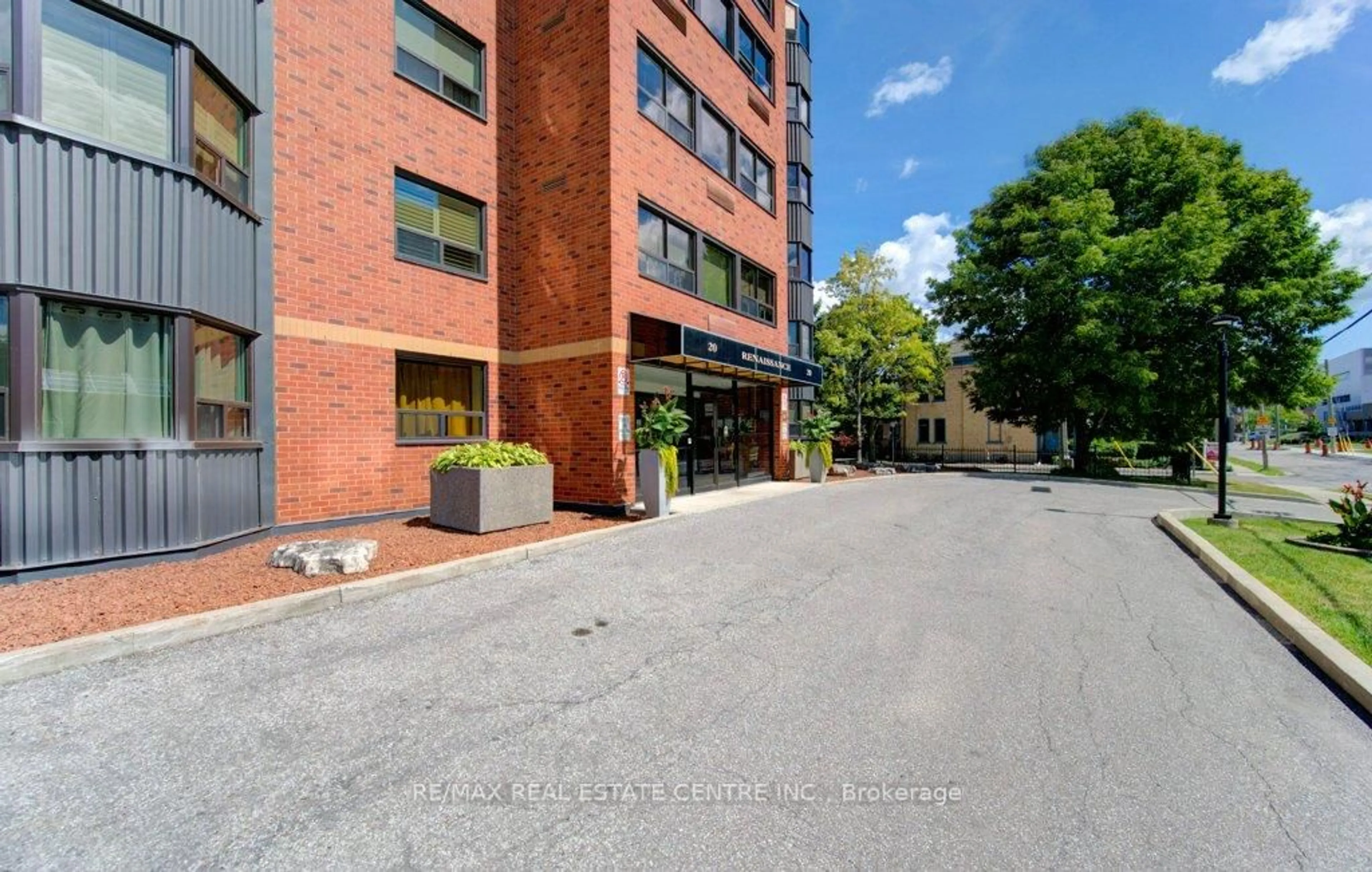 Patio, building for 20 Ellen St #405, Kitchener Ontario N2H 6R7