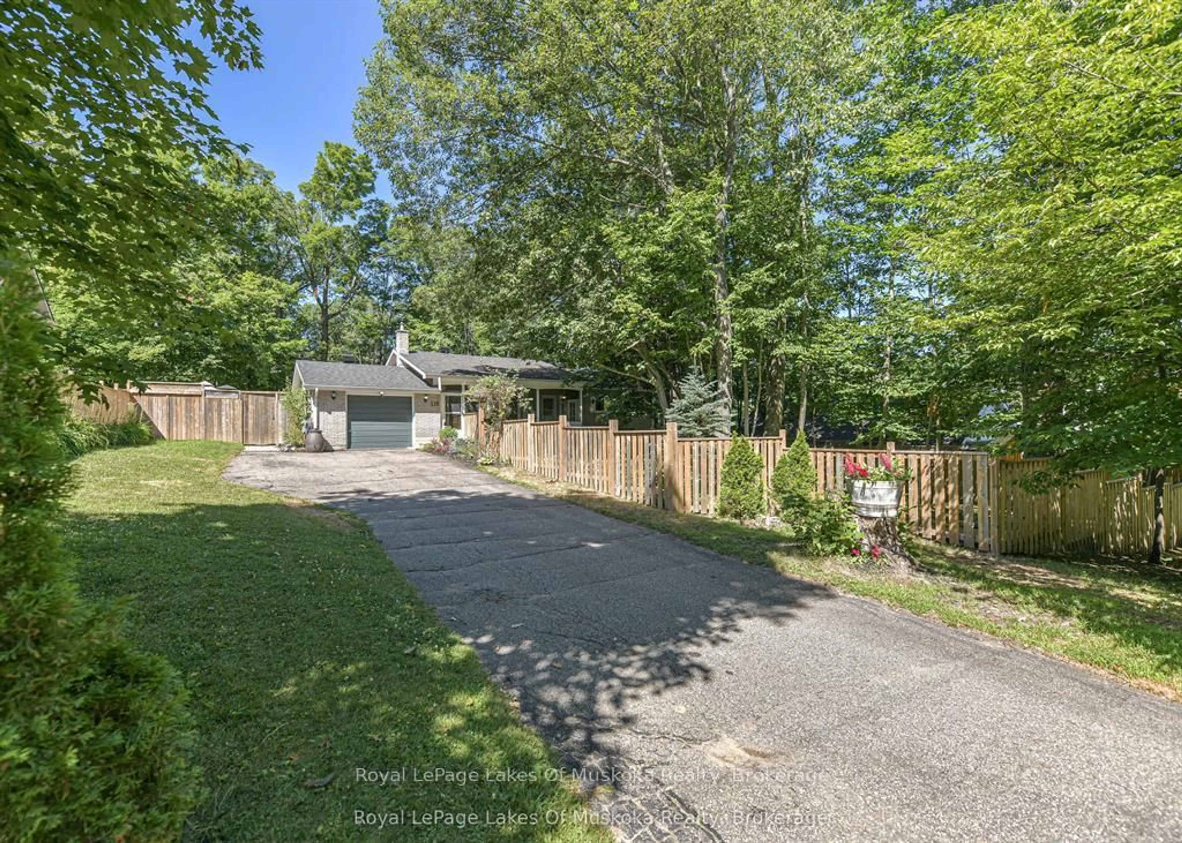 A pic from outside/outdoor area/front of a property/back of a property/a pic from drone, unknown for 115 Douglas St, Gravenhurst Ontario P1P 1A4