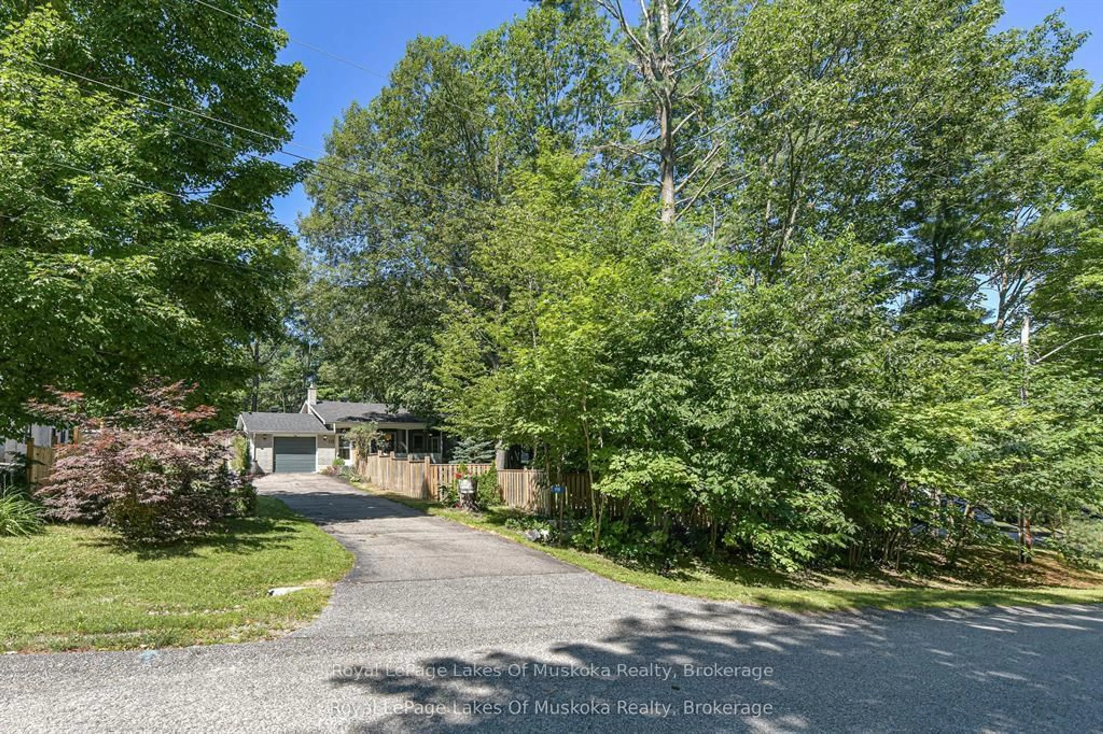 A pic from outside/outdoor area/front of a property/back of a property/a pic from drone, unknown for 115 Douglas St, Gravenhurst Ontario P1P 1A4