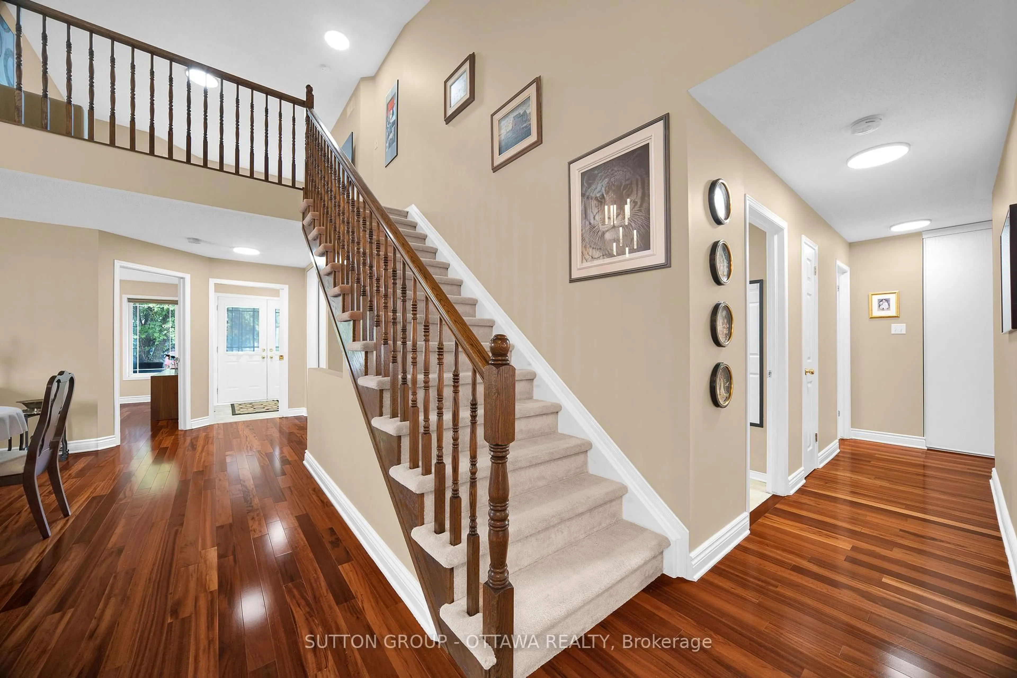 Indoor entryway for 128 Annapolis Circ, Ottawa Ontario K1V 1Z3