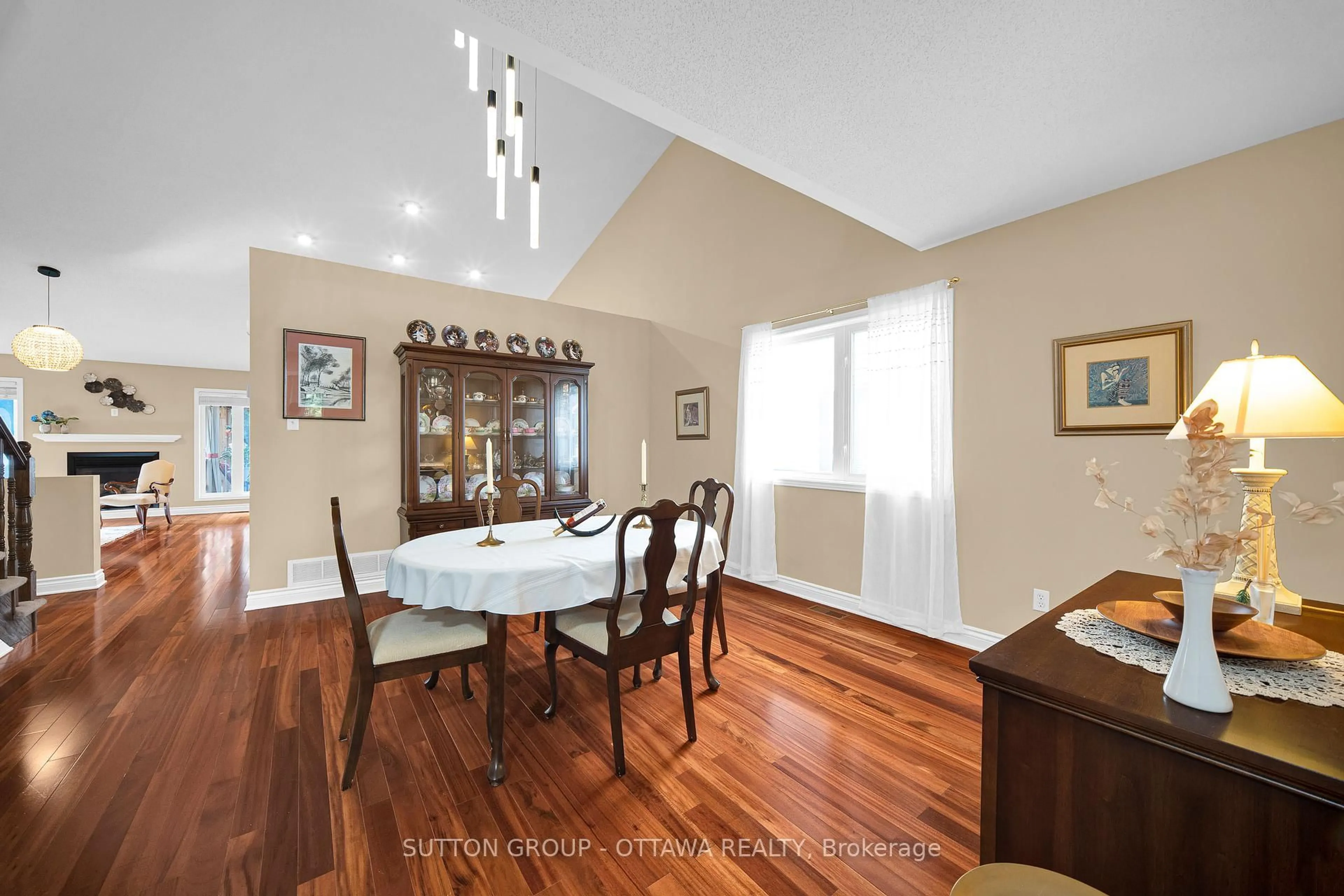 Dining room, wood/laminate floor for 128 Annapolis Circ, Ottawa Ontario K1V 1Z3