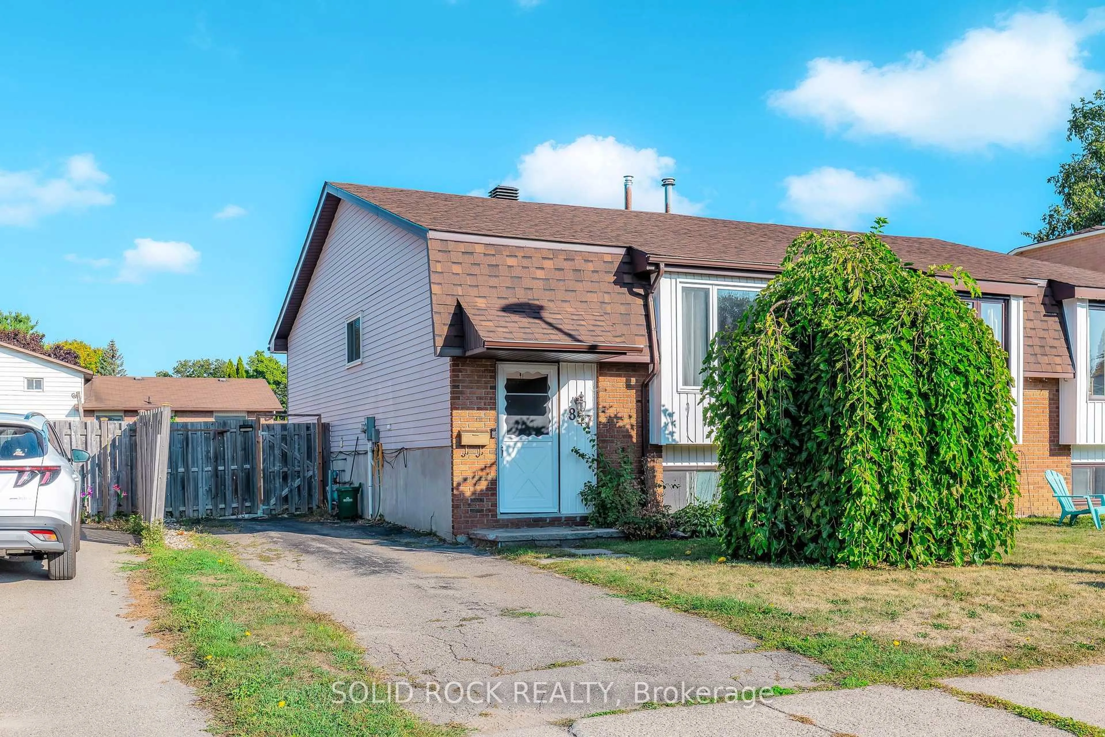 A pic from outside/outdoor area/front of a property/back of a property/a pic from drone, street for 857 Cunningham Cres, Brockville Ontario K6V 6H3