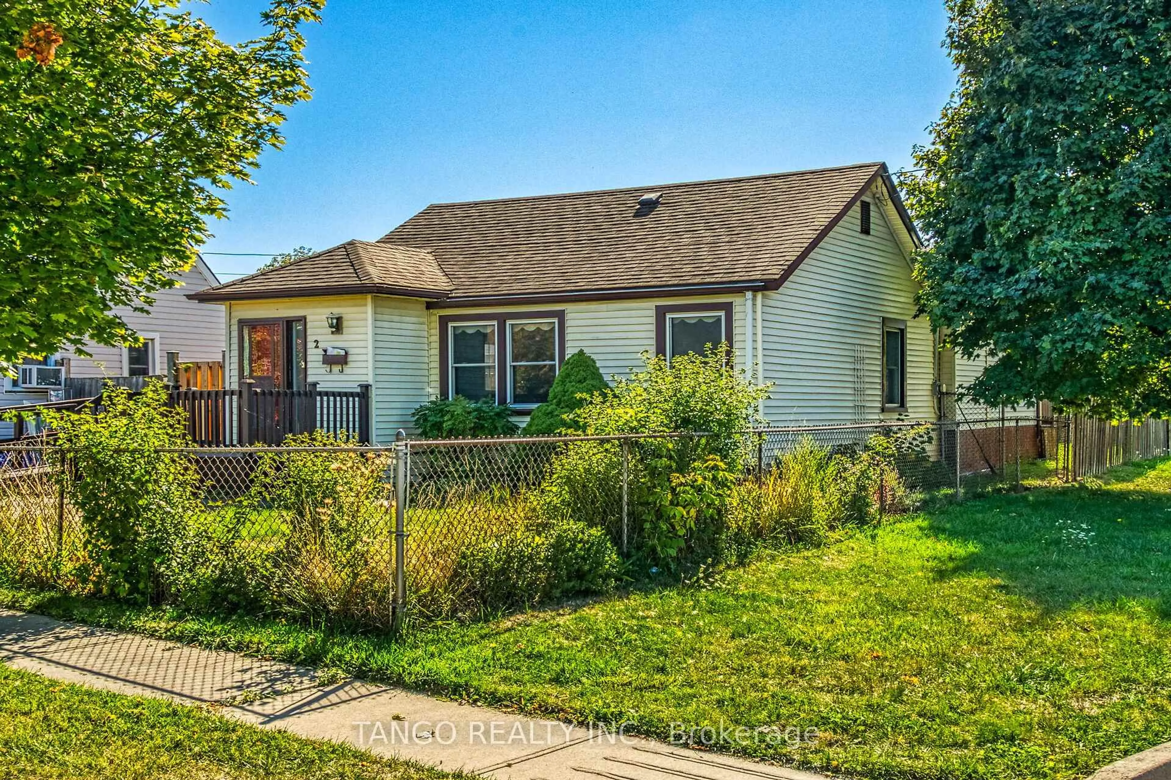 Home with vinyl exterior material, street for 2 Ingram Pl, St. Catharines Ontario L2P 2J4
