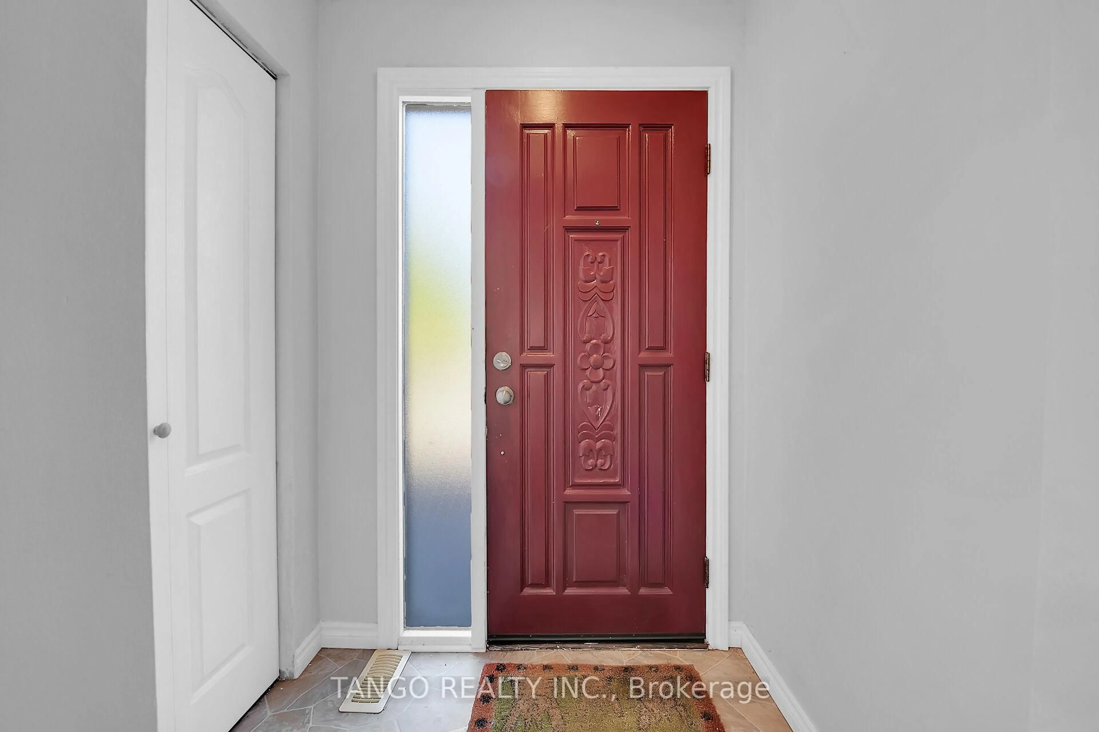 Indoor entryway for 2 Ingram Pl, St. Catharines Ontario L2P 2J4