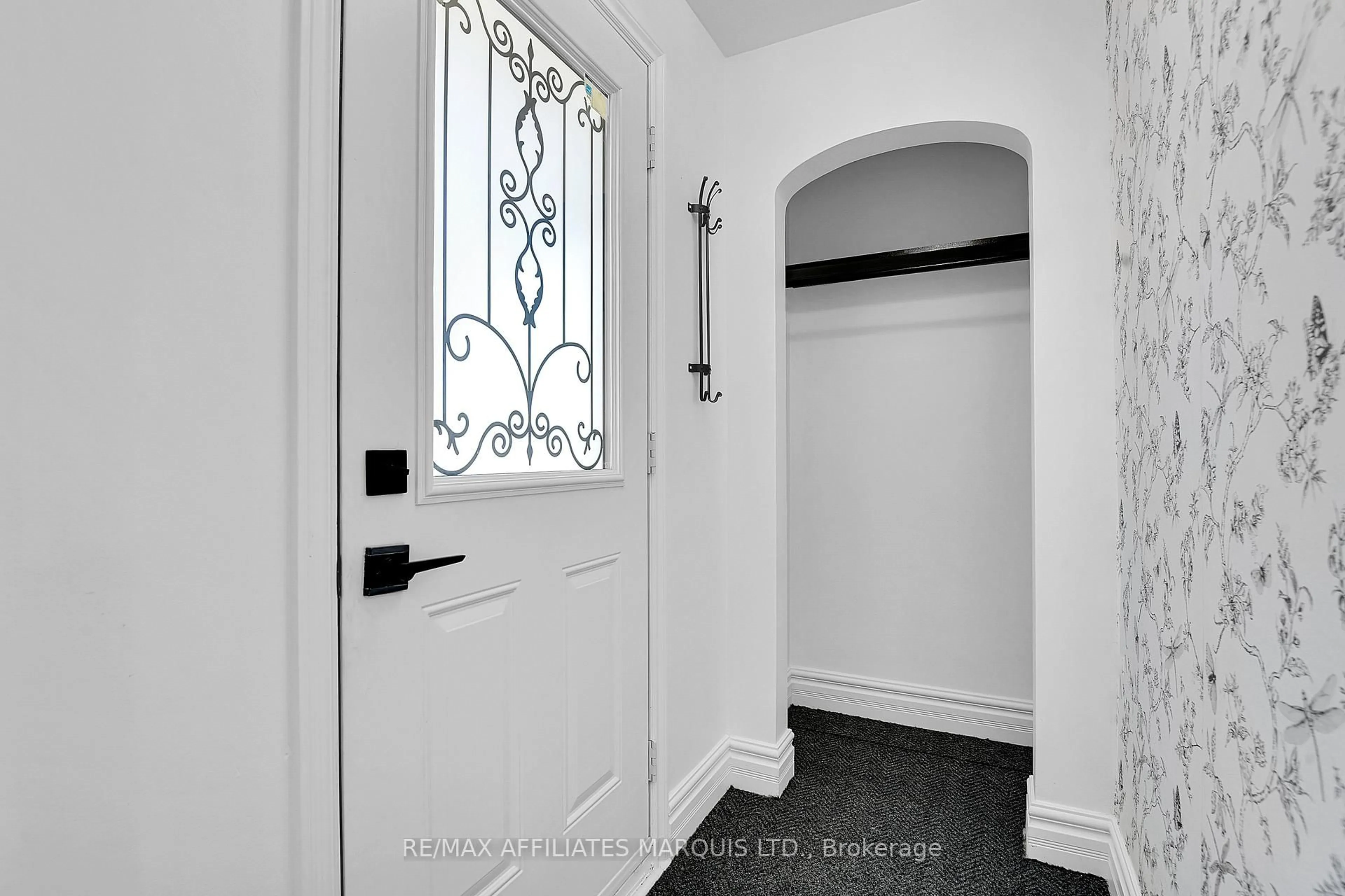 Indoor entryway for 2030 Pitt St, Cornwall Ontario K6J 5G1