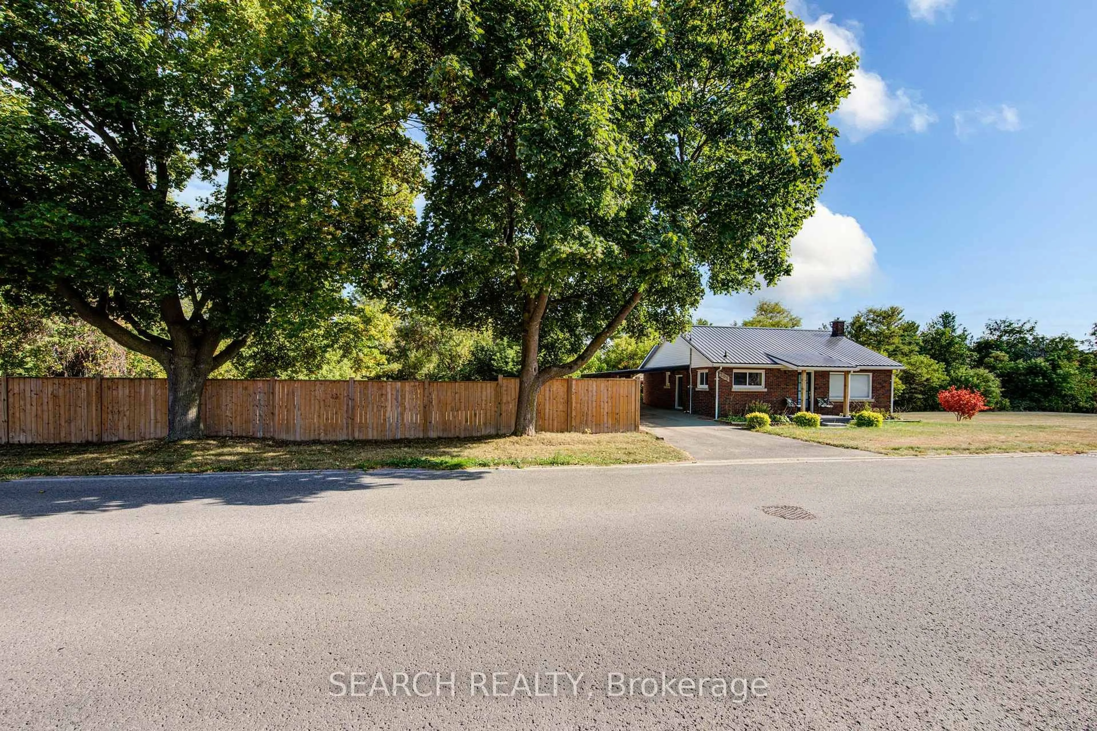 A pic from outside/outdoor area/front of a property/back of a property/a pic from drone, street for 295 VICTORIA St, Ingersoll Ontario N5C 2N3