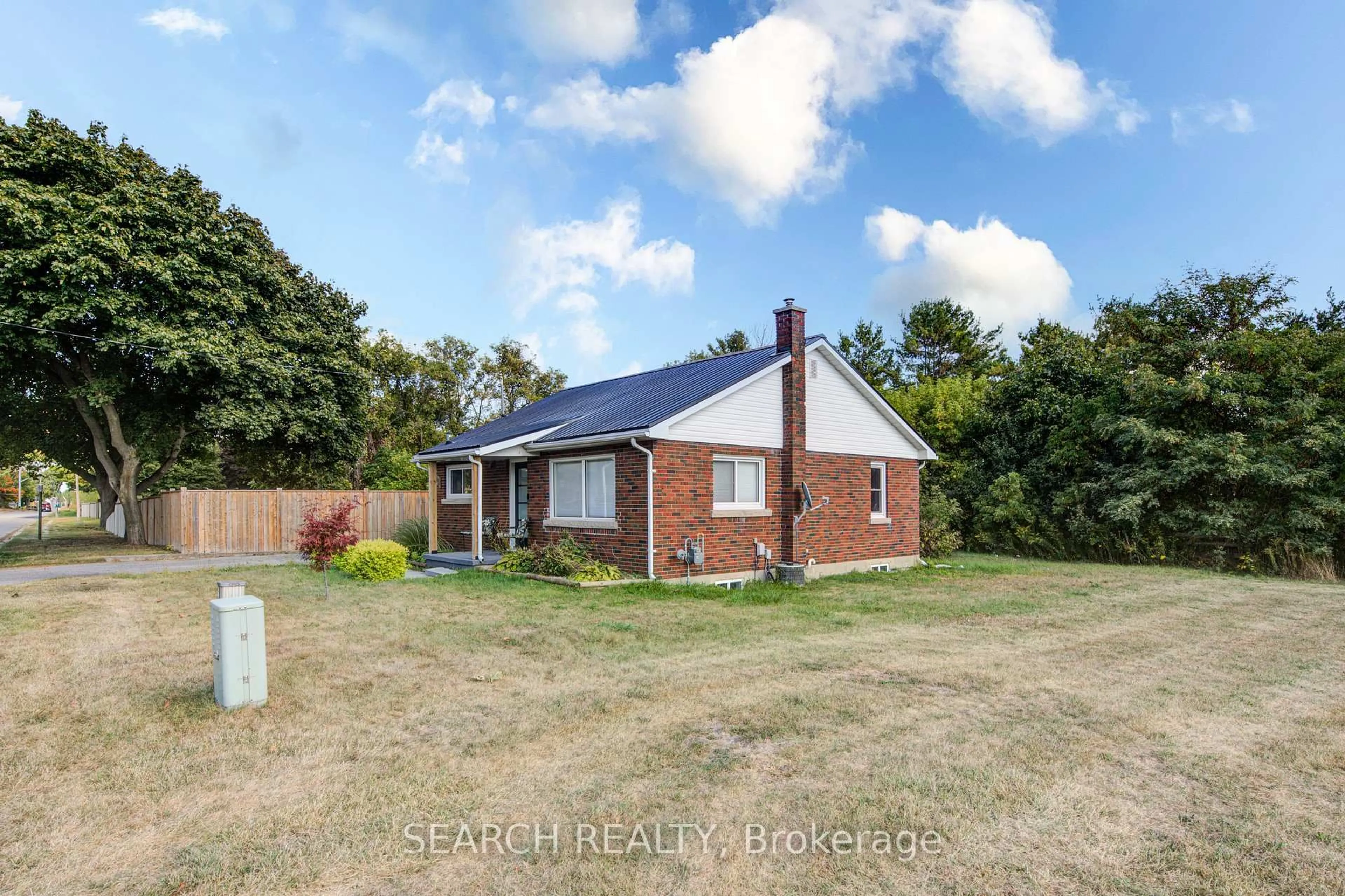 A pic from outside/outdoor area/front of a property/back of a property/a pic from drone, street for 295 VICTORIA St, Ingersoll Ontario N5C 2N3