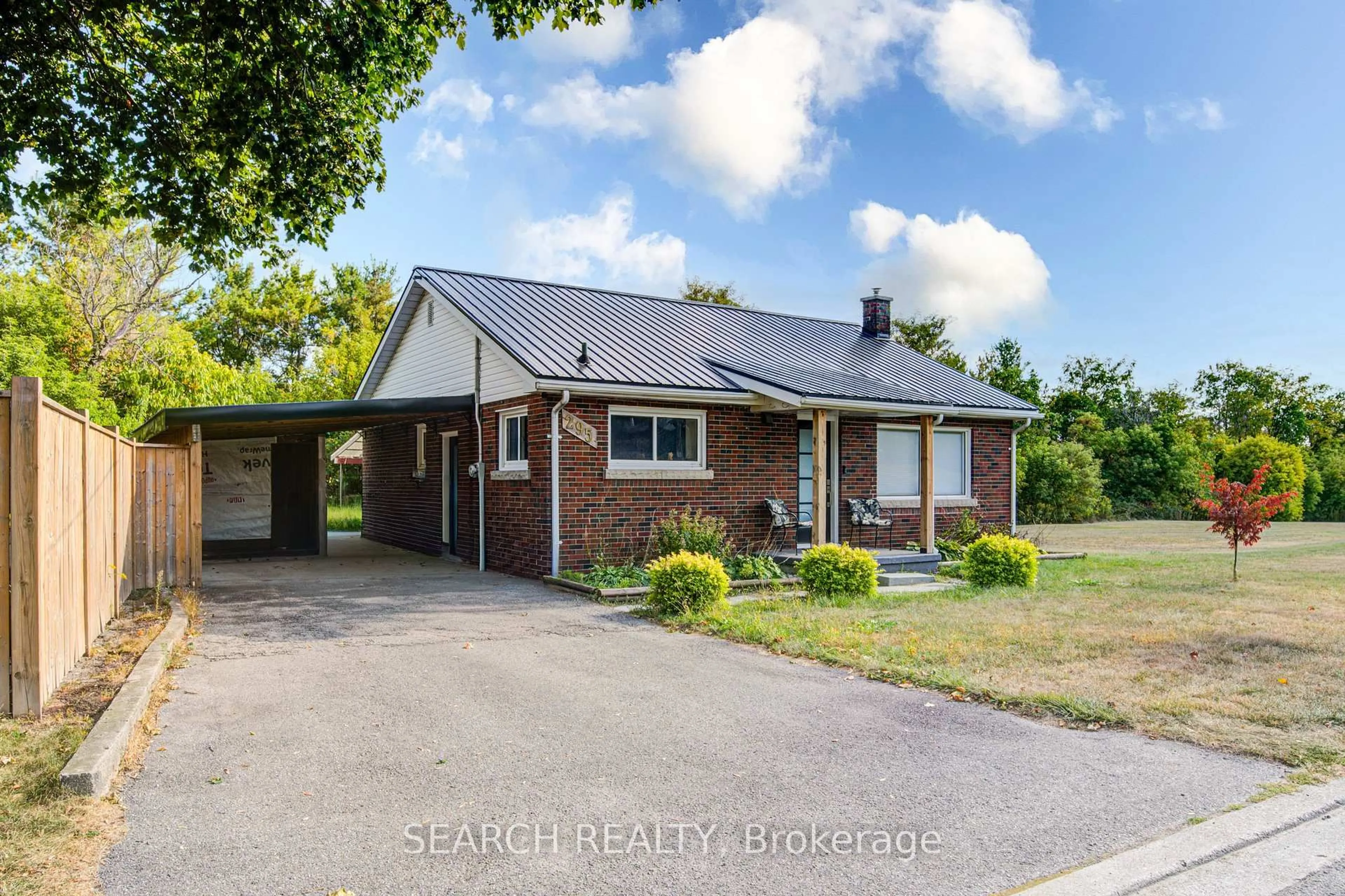 A pic from outside/outdoor area/front of a property/back of a property/a pic from drone, street for 295 VICTORIA St, Ingersoll Ontario N5C 2N3