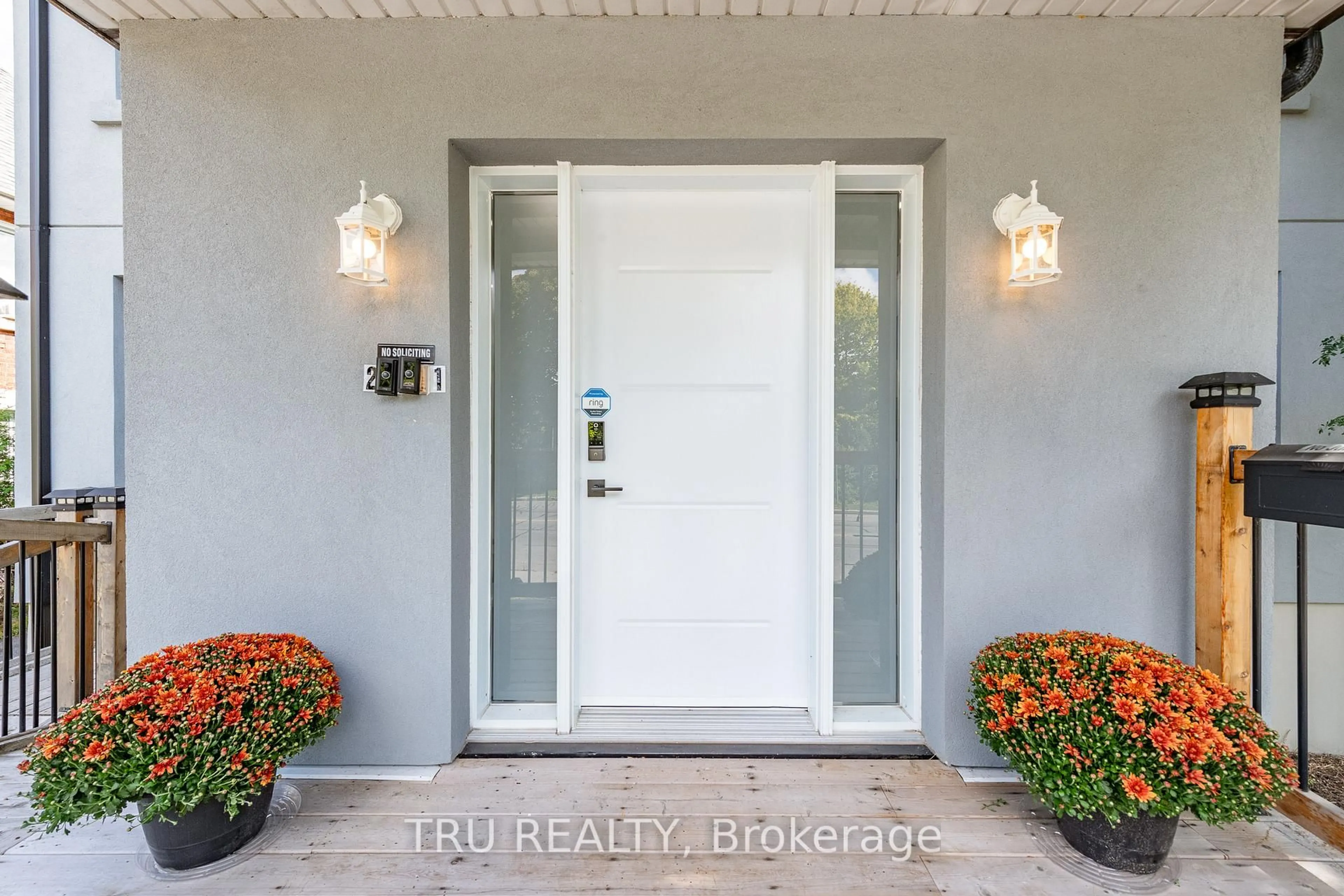 Indoor entryway for 381 North River Rd, Ottawa Ontario K1L 8C3
