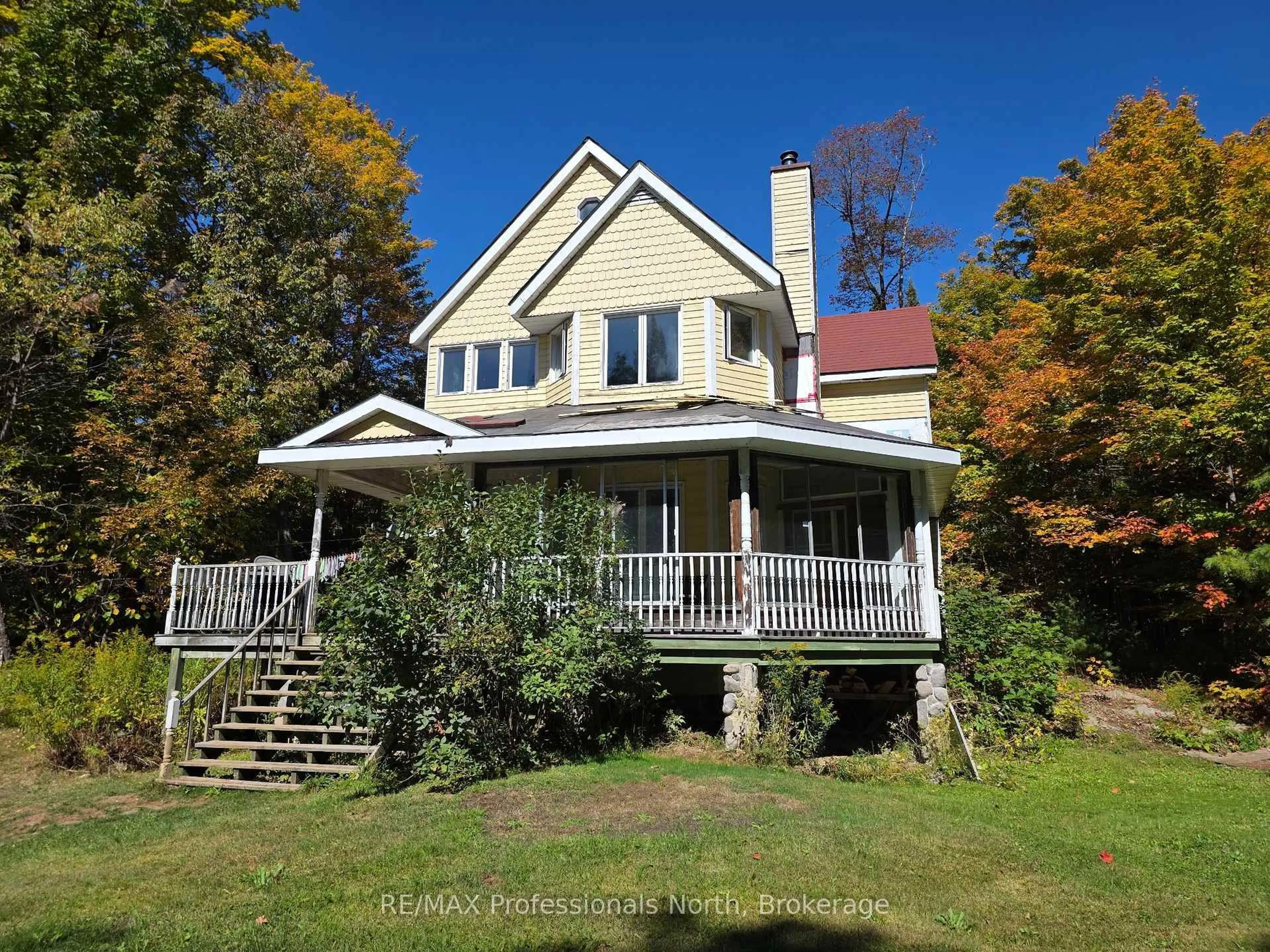 Home with vinyl exterior material, unknown for 92 Concession 2 & 3 Rd, Huntsville Ontario P1H 2J3