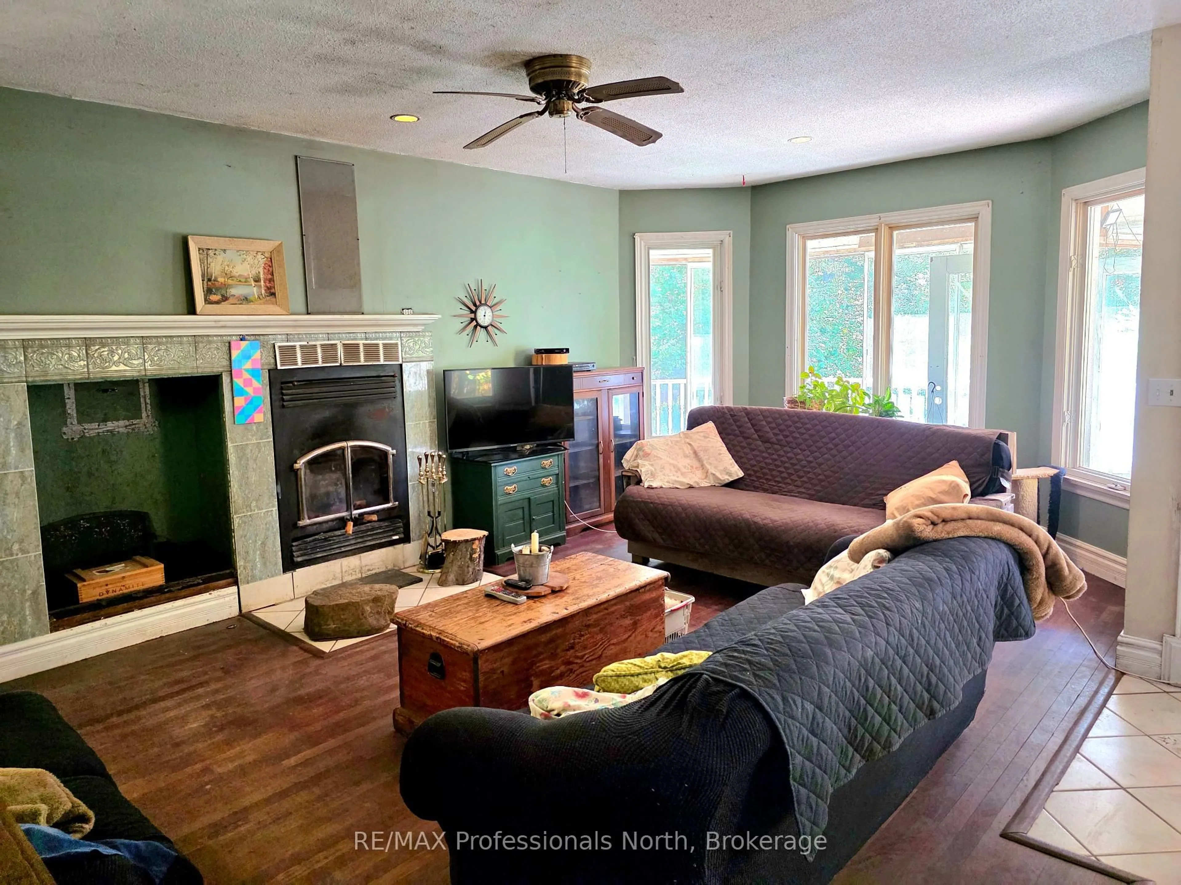 Living room with furniture, wood/laminate floor for 92 Concession 2 & 3 Rd, Huntsville Ontario P1H 2J3