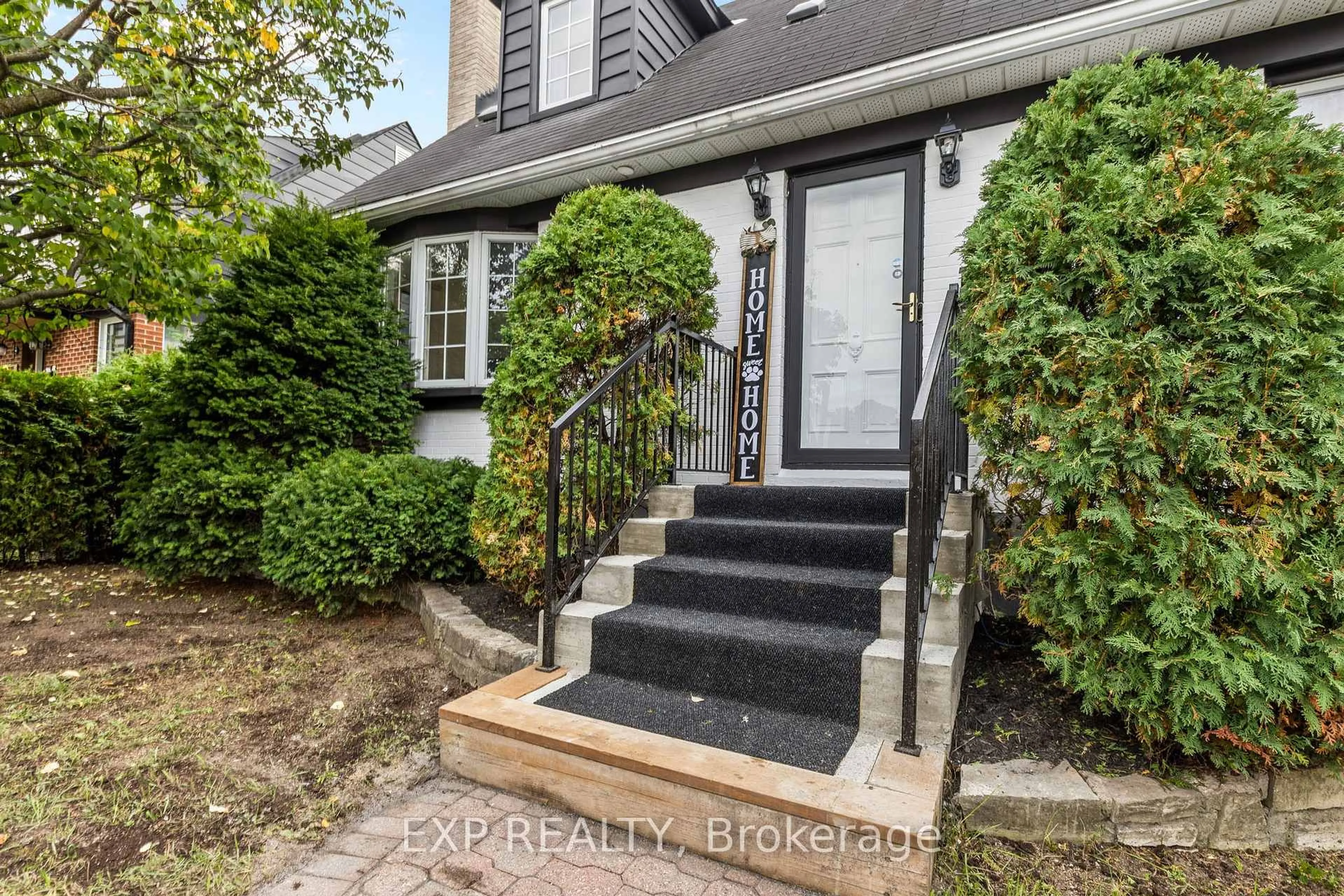 Indoor entryway for 576 Donald St, Ottawa Ontario K1K 1L6