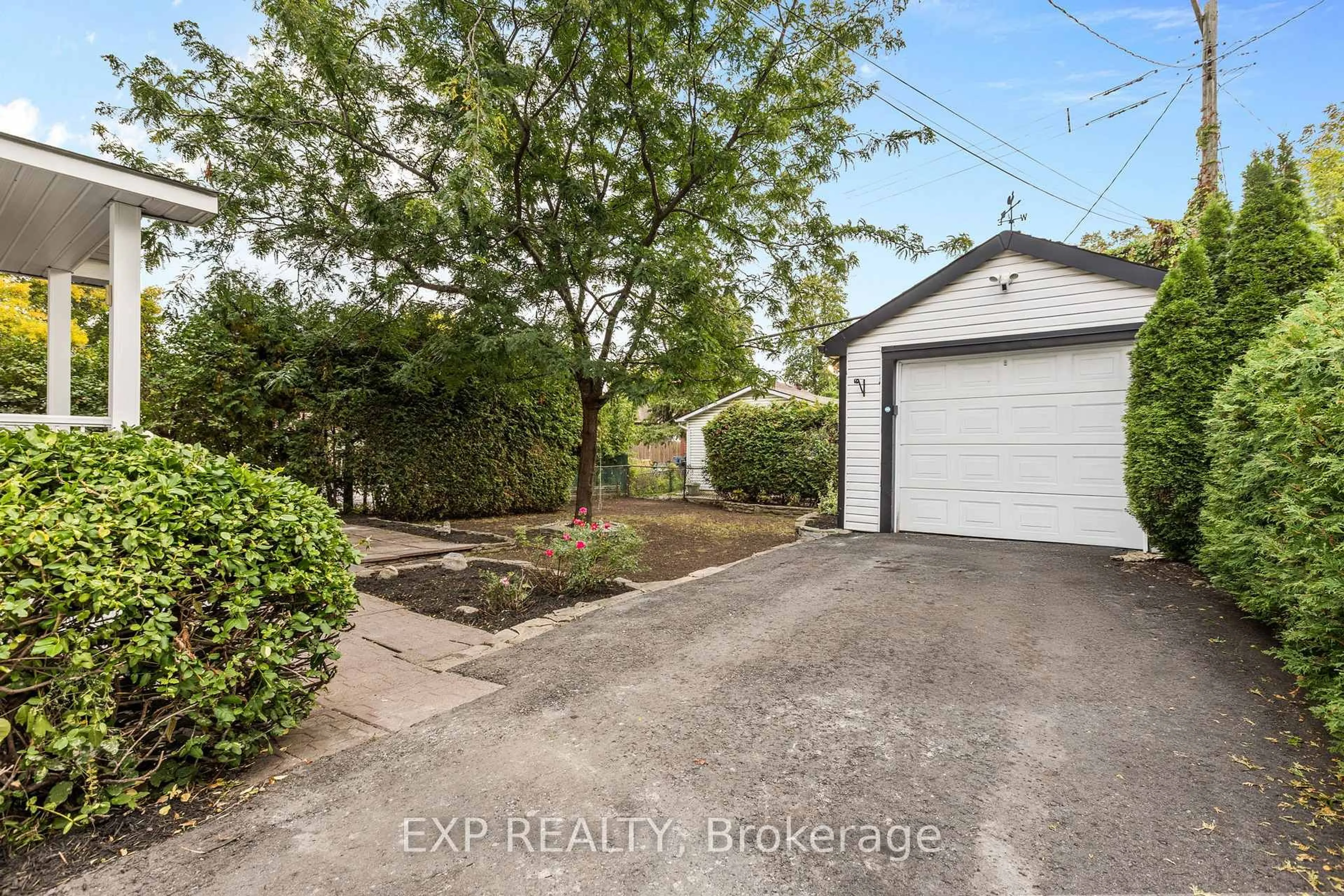 A pic from outside/outdoor area/front of a property/back of a property/a pic from drone, street for 576 Donald St, Ottawa Ontario K1K 1L6