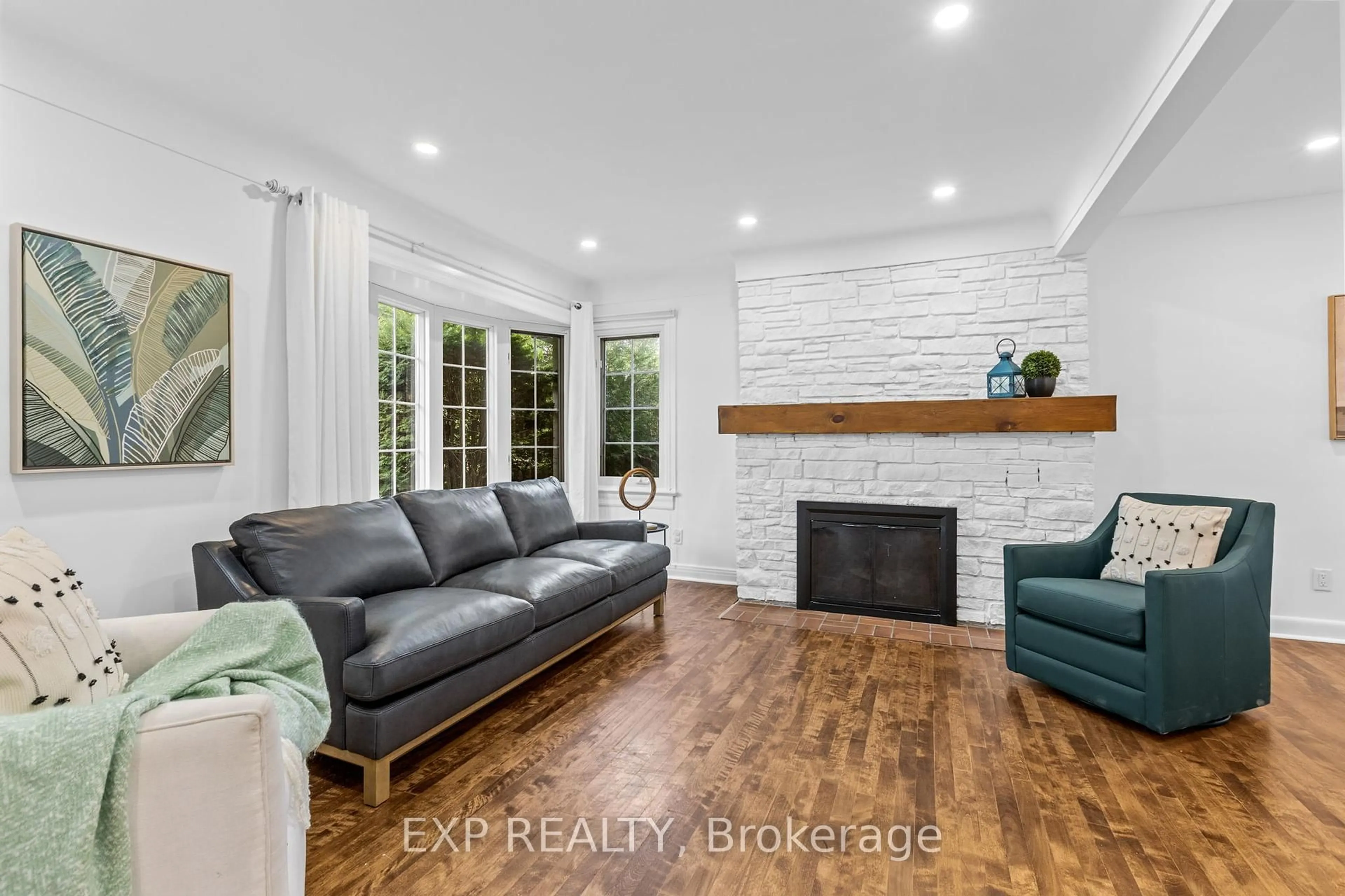 Living room with furniture, unknown for 576 Donald St, Ottawa Ontario K1K 1L6
