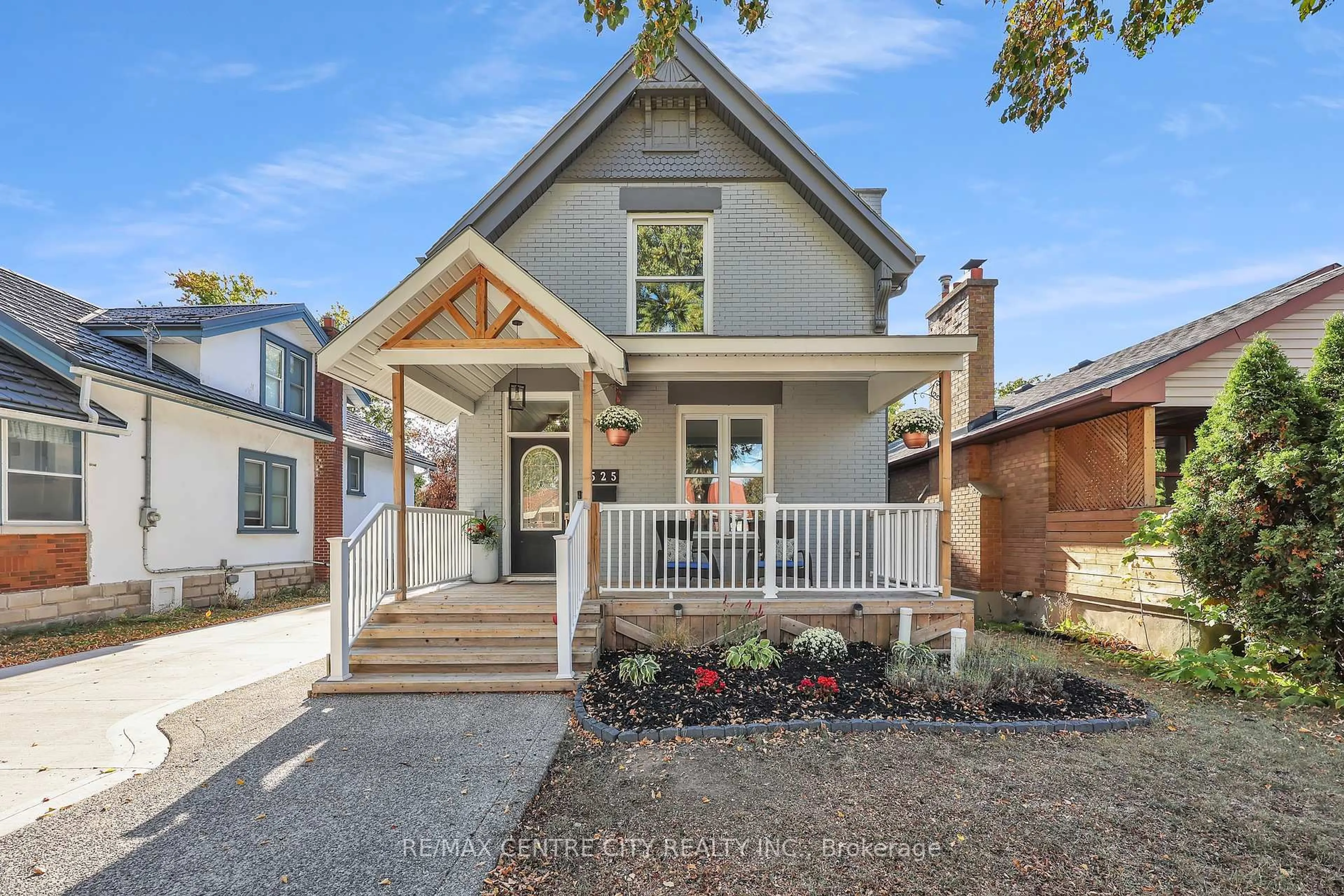 Home with vinyl exterior material, street for 525 Hale St, London East Ontario N5W 1G9