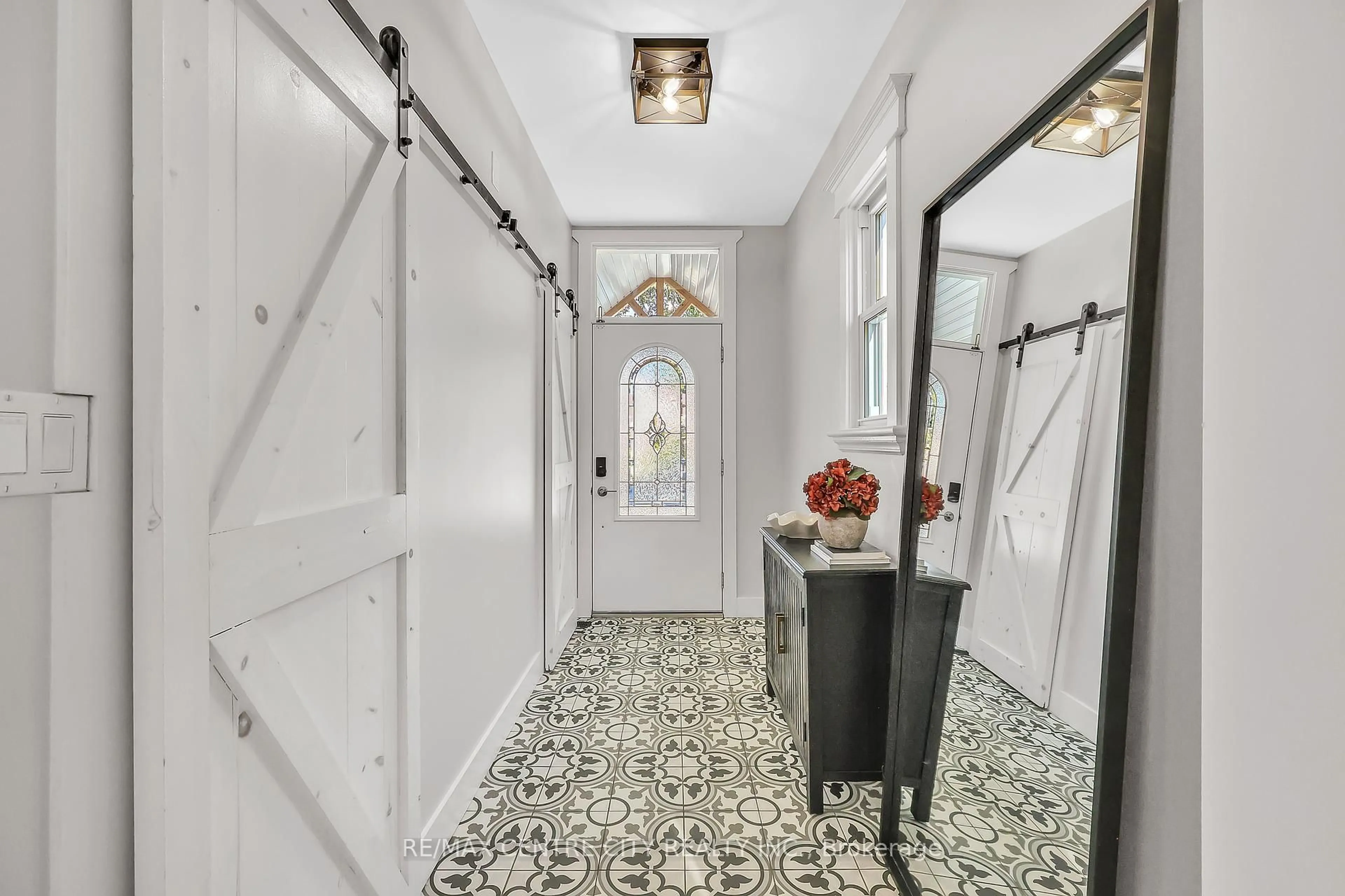 Indoor entryway for 525 Hale St, London East Ontario N5W 1G9