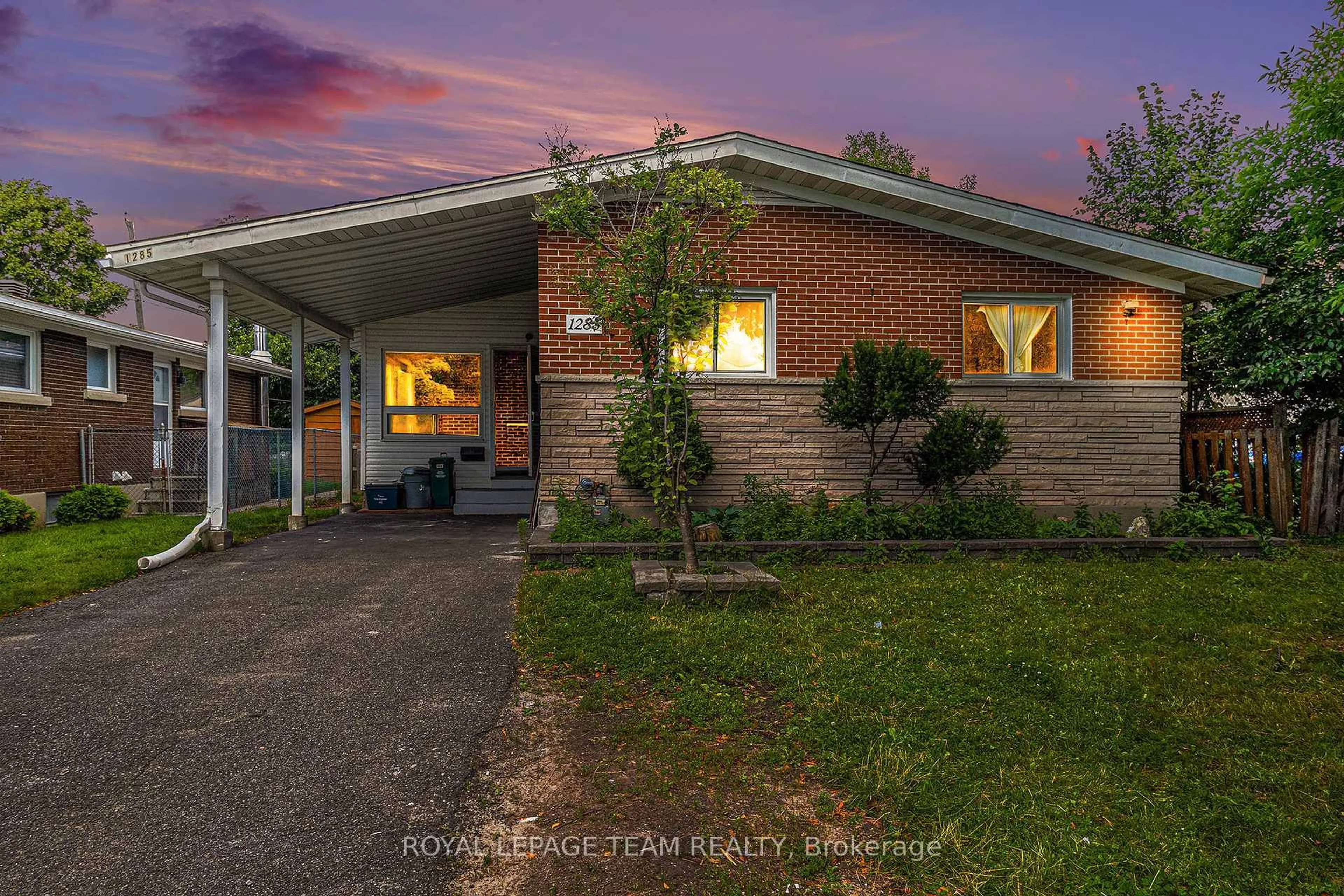 A pic from outside/outdoor area/front of a property/back of a property/a pic from drone, street for 1285 Fellows Rd, Ottawa Ontario K2C 2V8