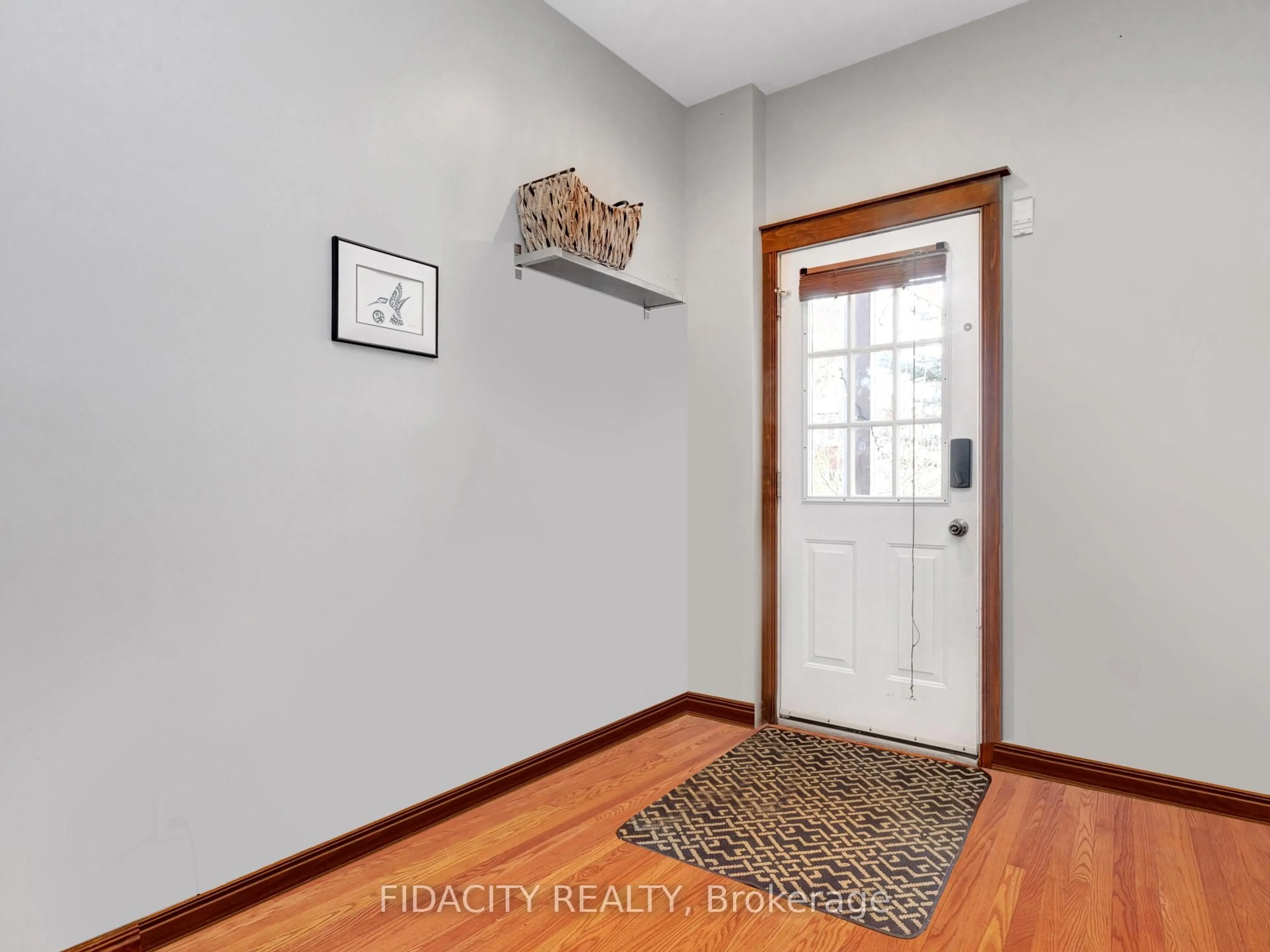 Indoor entryway for 296 Royal Ave, Ottawa Ontario K2A 1T5